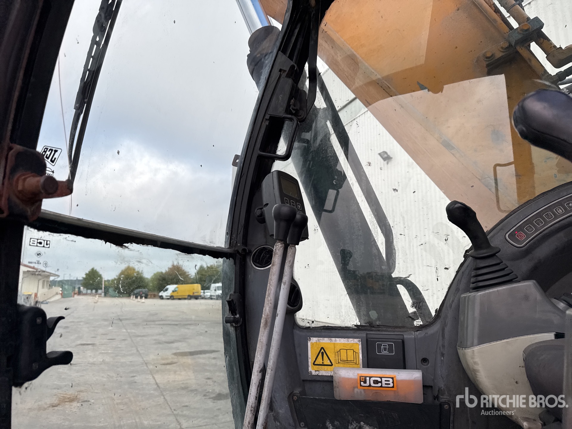 2010 JCB JS240NC