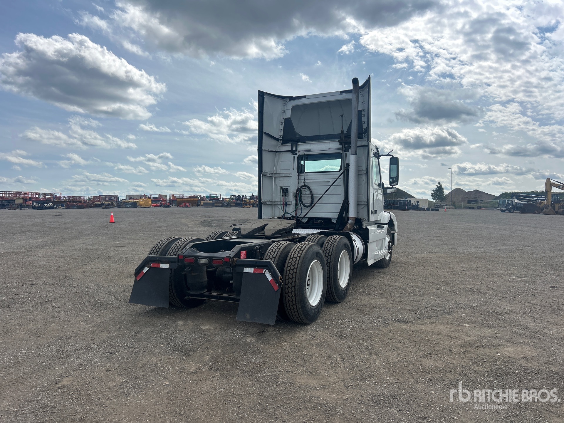 2017 Volvo VNM