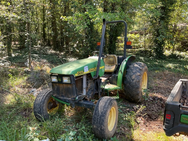 John Deere 5105 2WD Utility Tractor John Deere 5105 2WD Utility Tractor