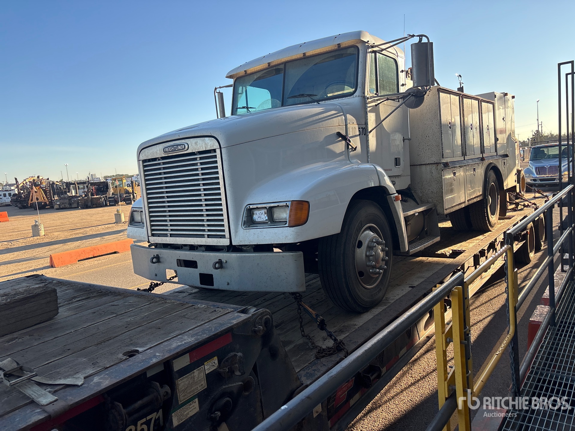 2000 Freightliner FLD112