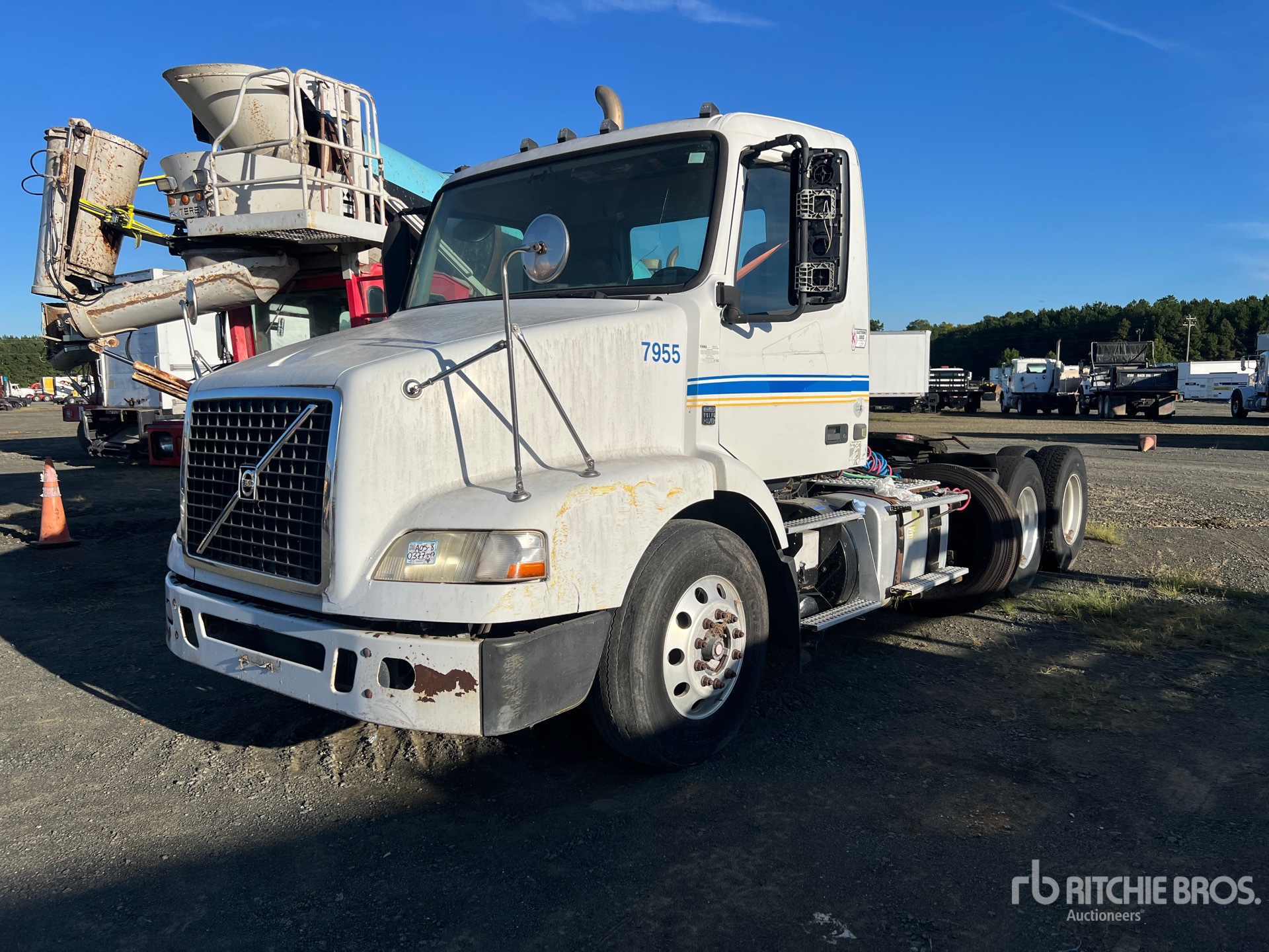 2014 Volvo VNM64T