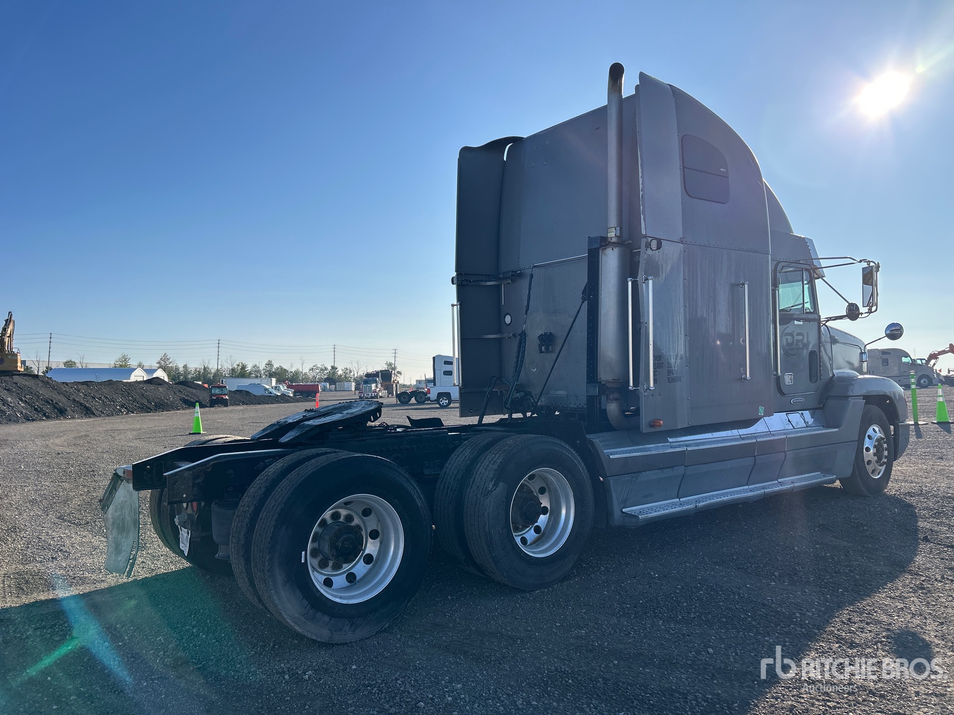 2001 Freightliner FLD 120