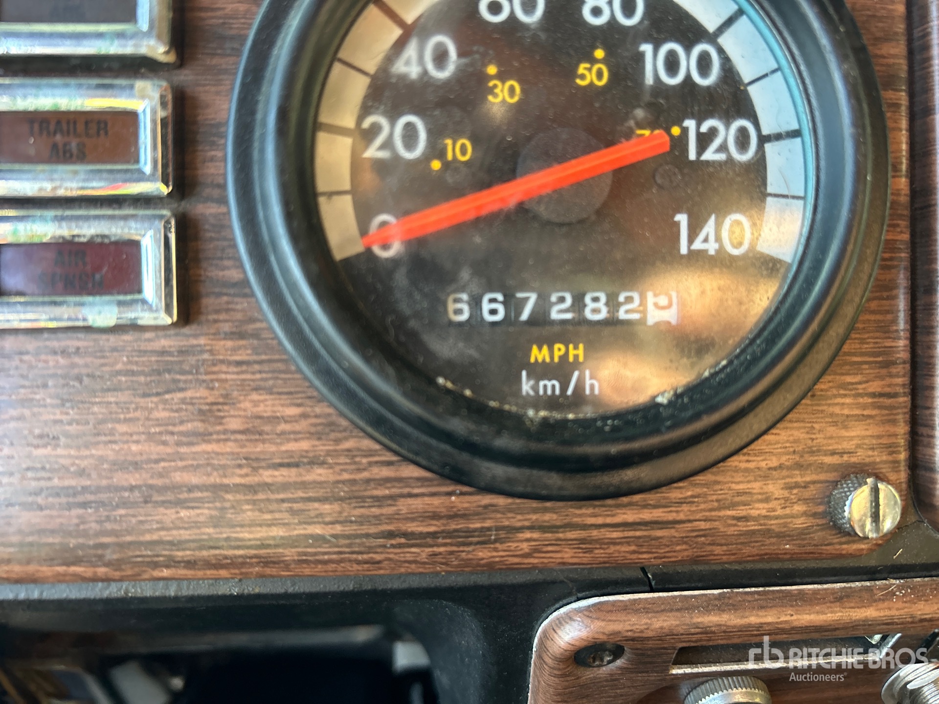 2001 Freightliner FLD 120