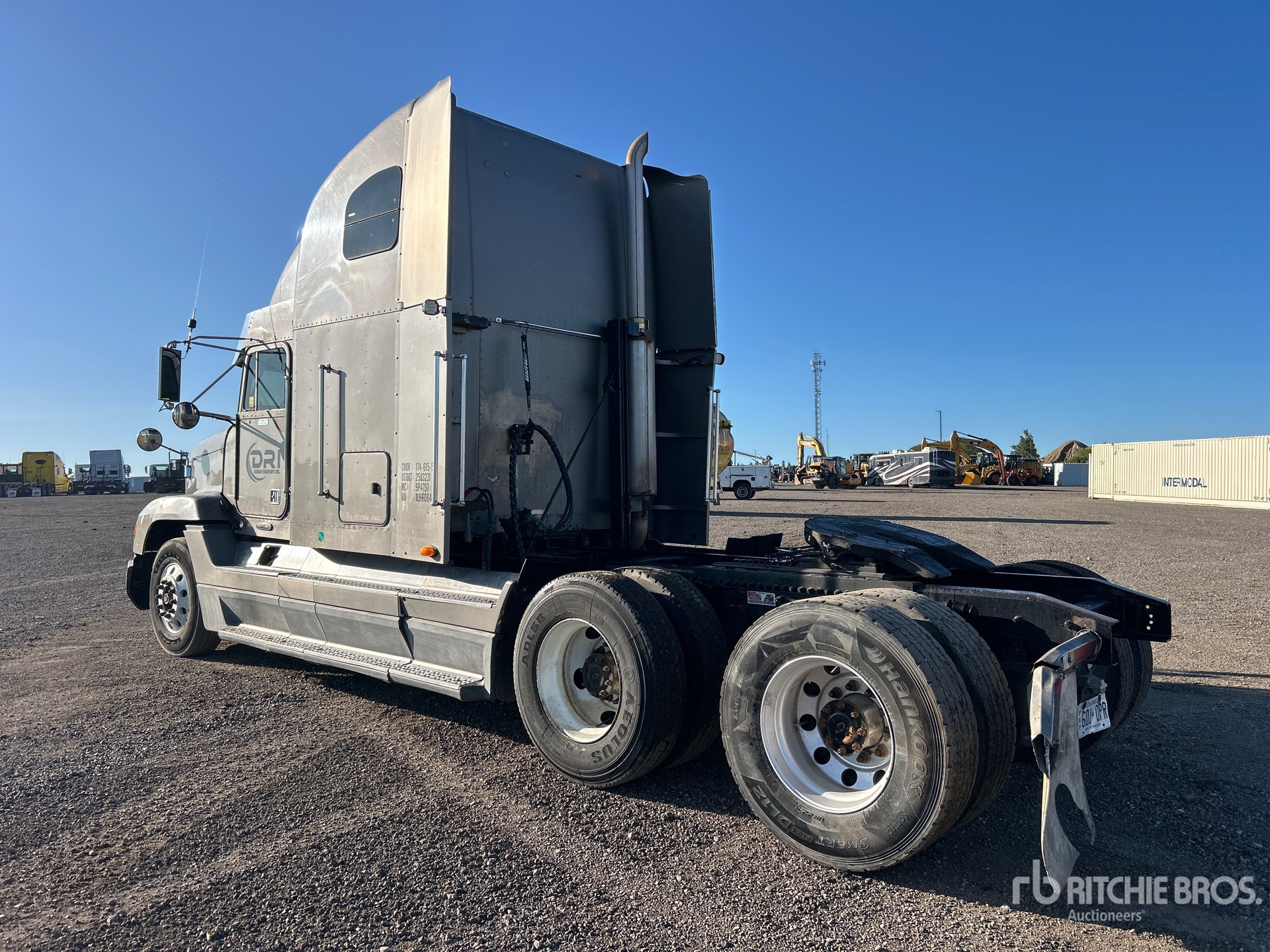 2001 Freightliner FLD 120