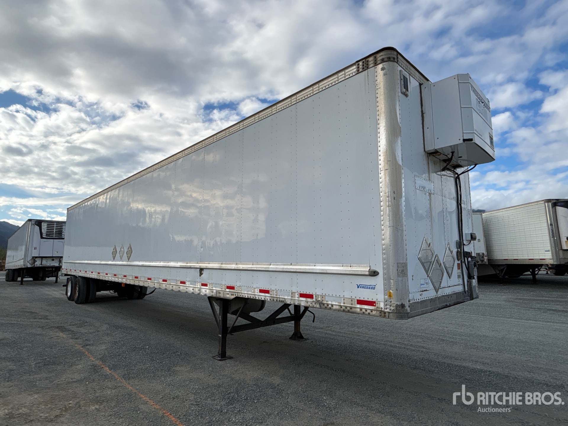 2013 Vanguard 53 FT X 102 IN T/A HEATED