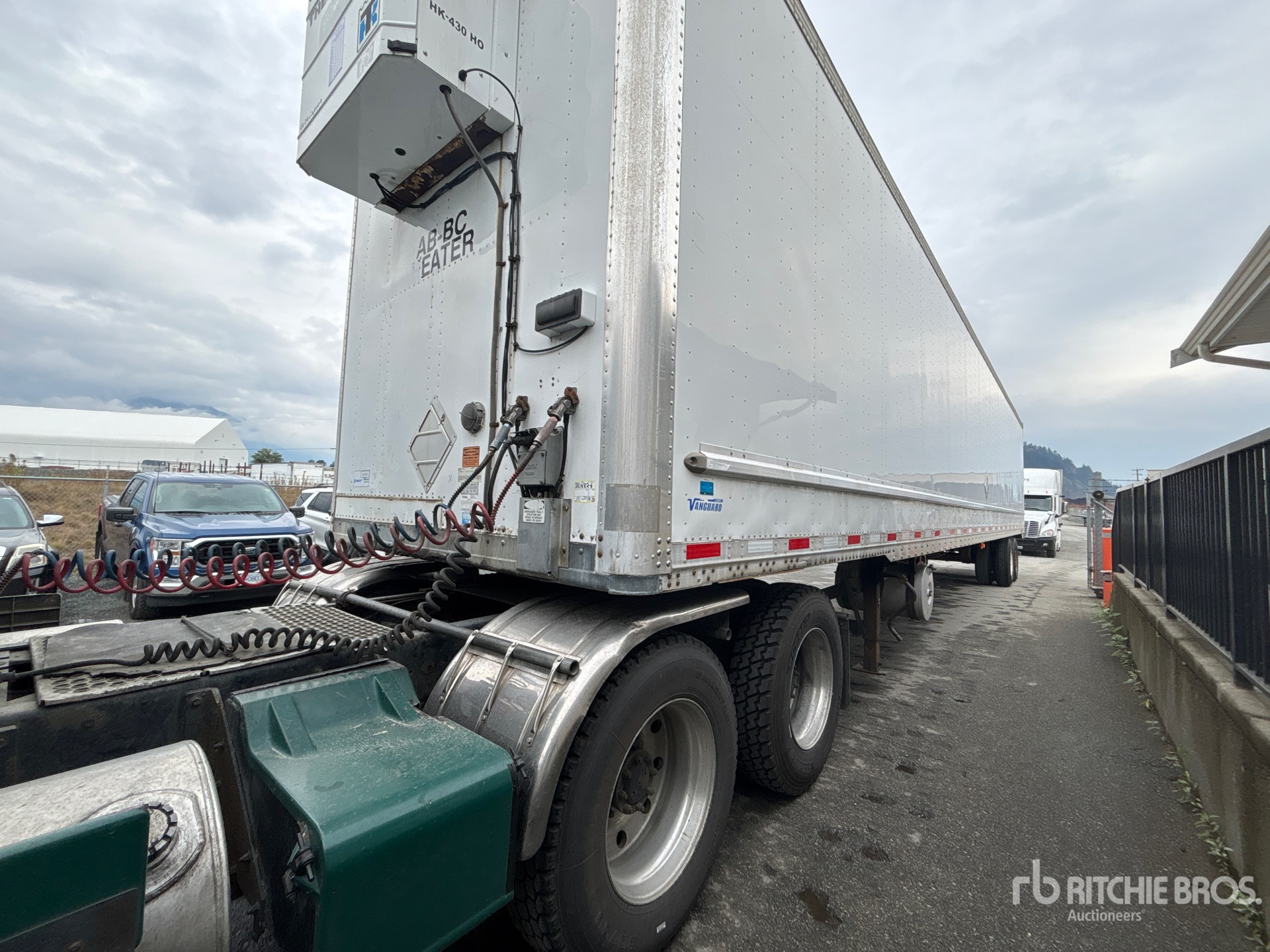 2013 Vanguard 53 FT X 102 IN T/A HEATED