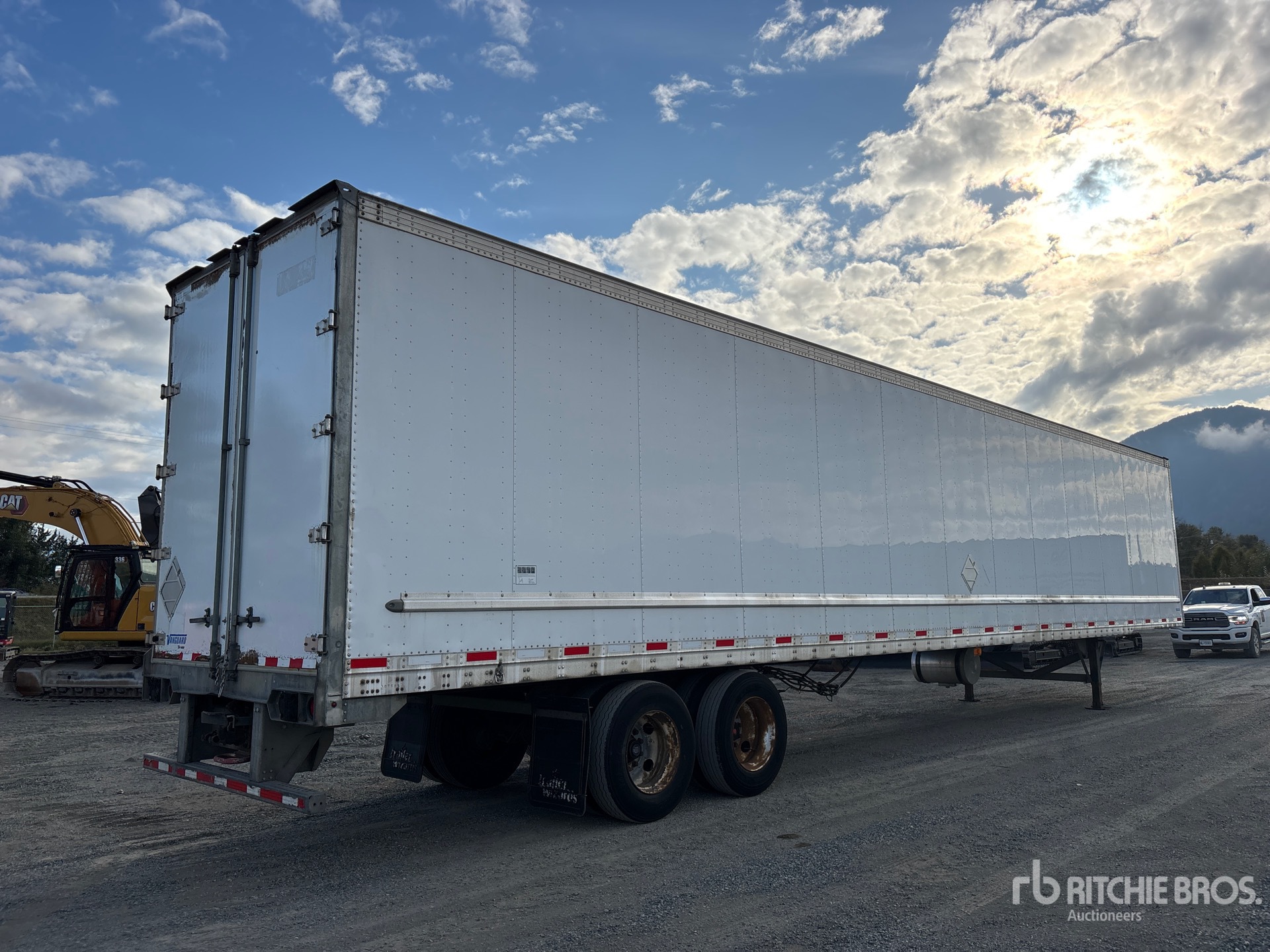 2013 Vanguard 53 FT X 102 IN T/A HEATED