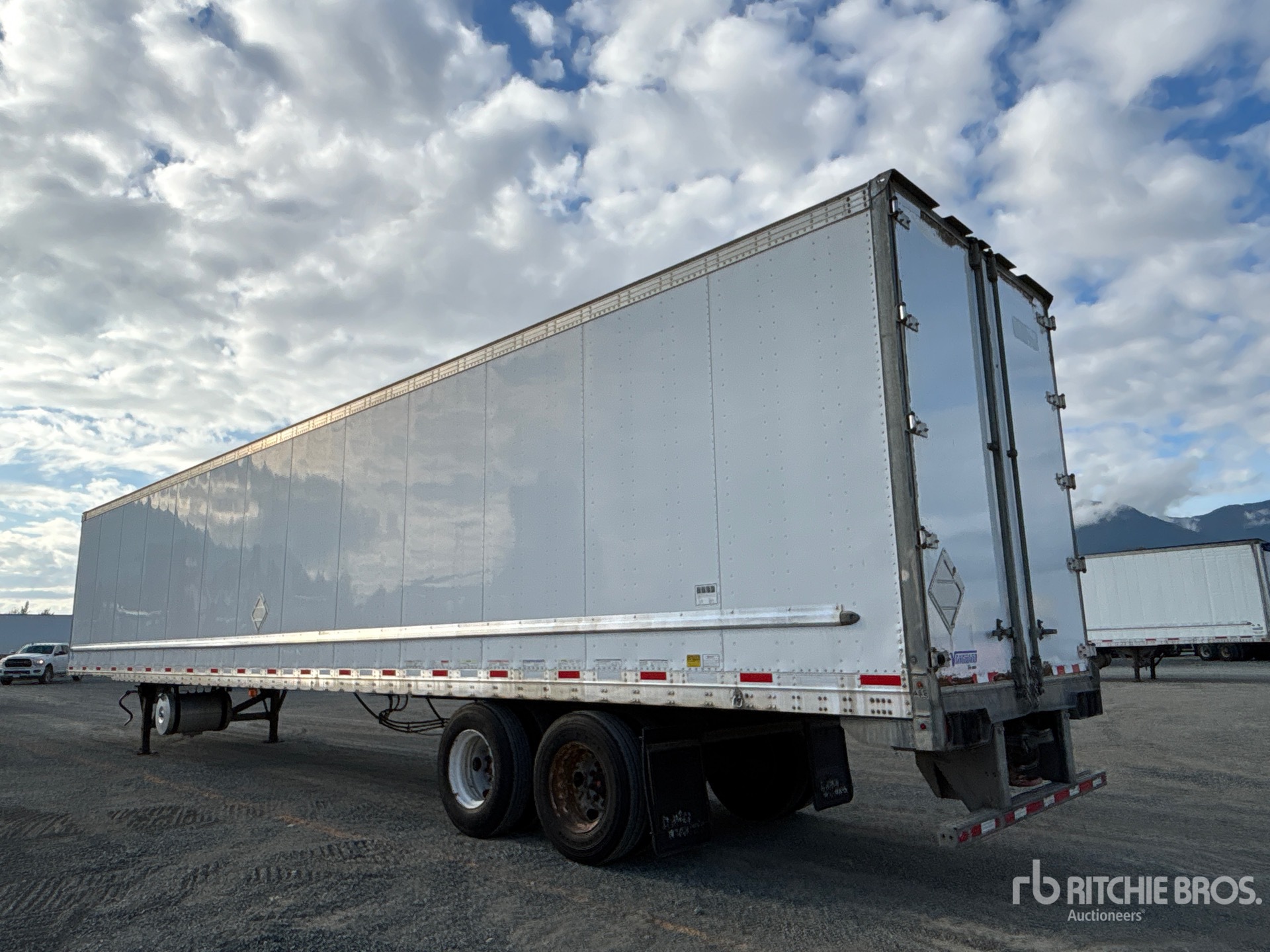 2013 Vanguard 53 FT X 102 IN T/A HEATED