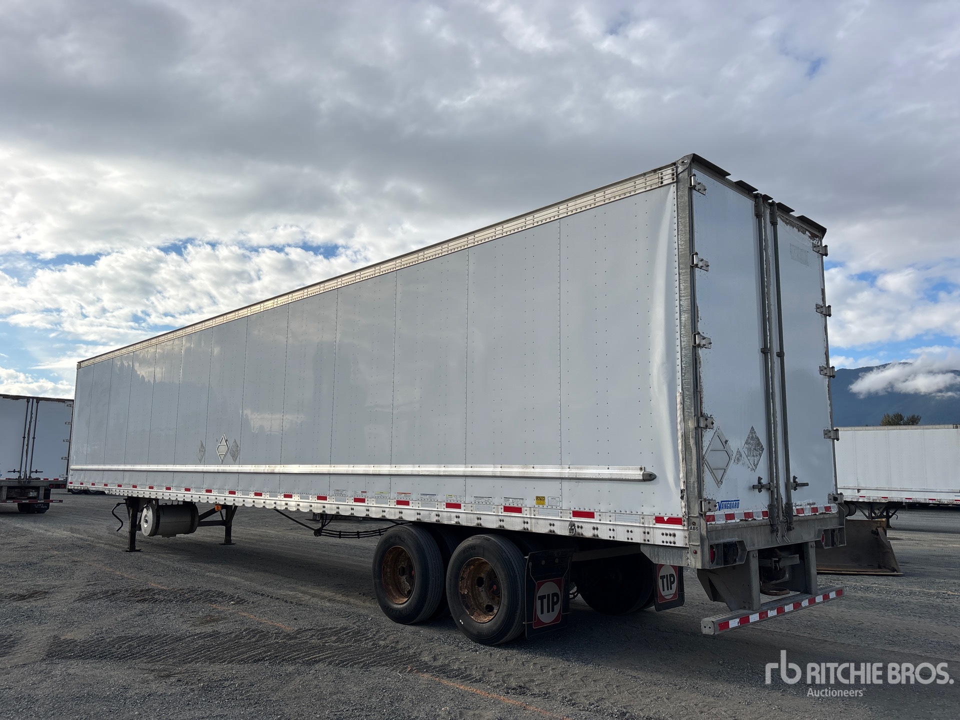 2013 Vanguard 53 FT X 102 IN T/A HEATED