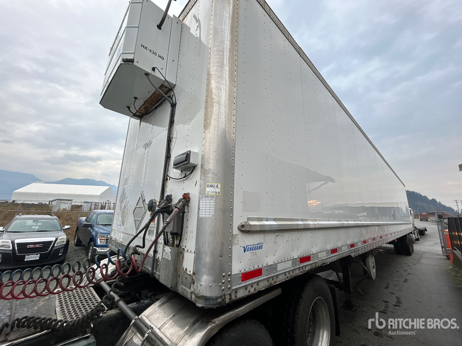 2013 Vanguard 53 FT X 102 IN T/A HEATED