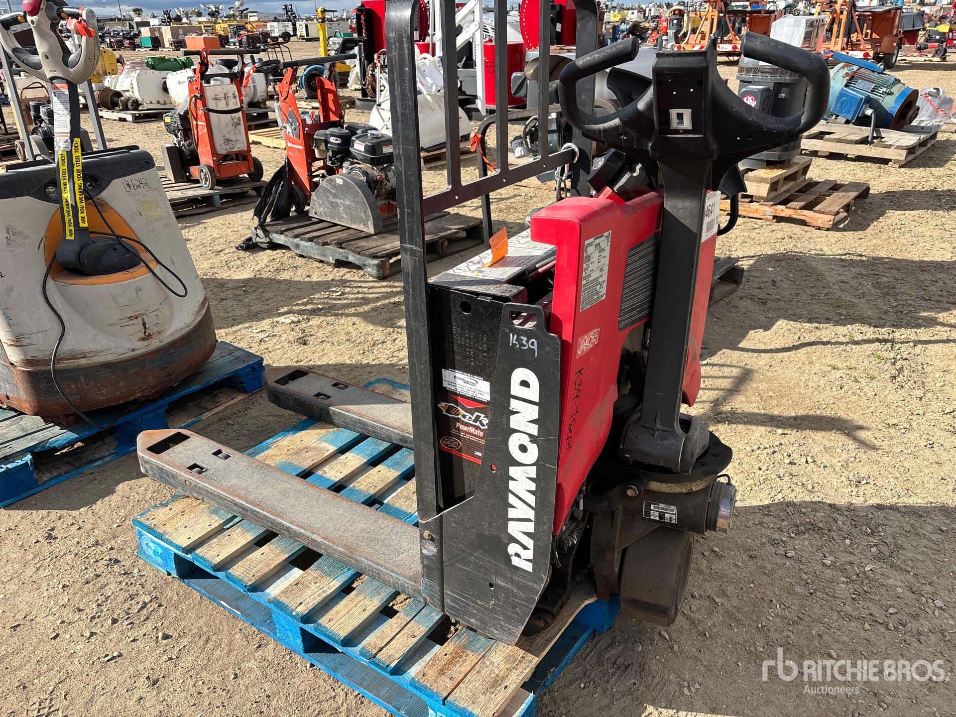2019 Raymond 8210