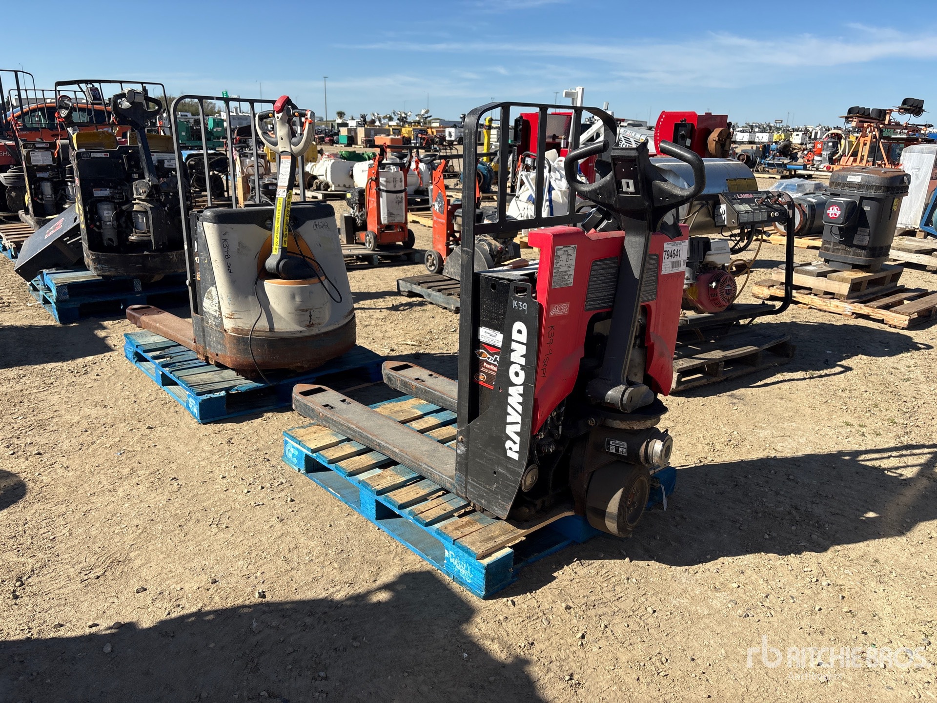 2019 Raymond 8210