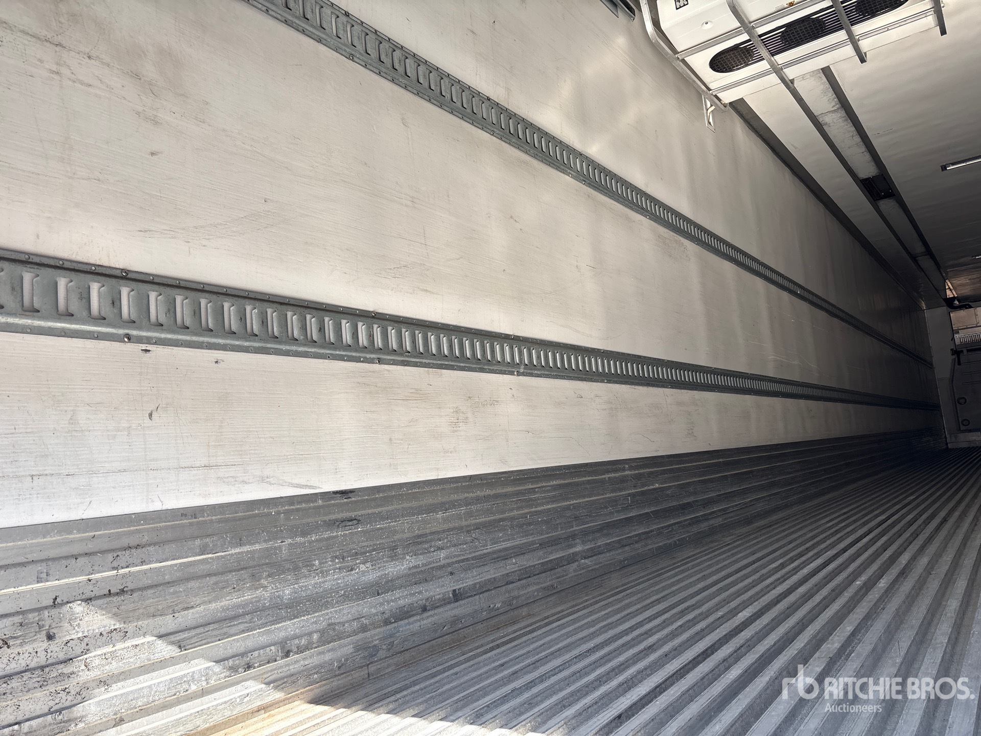 2017 Utility 53 ft x 102 in T/A Multi -Temp