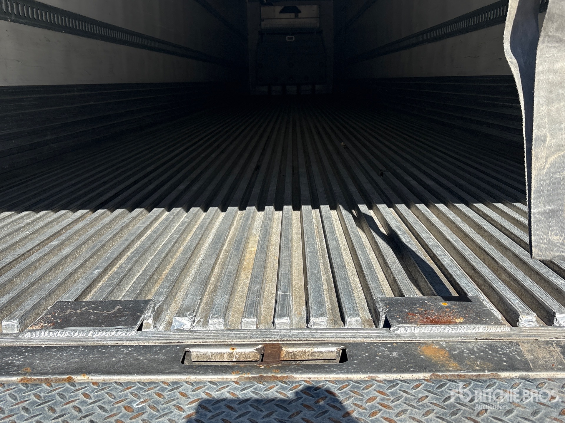 2017 Utility 53 ft x 102 in T/A Multi -Temp
