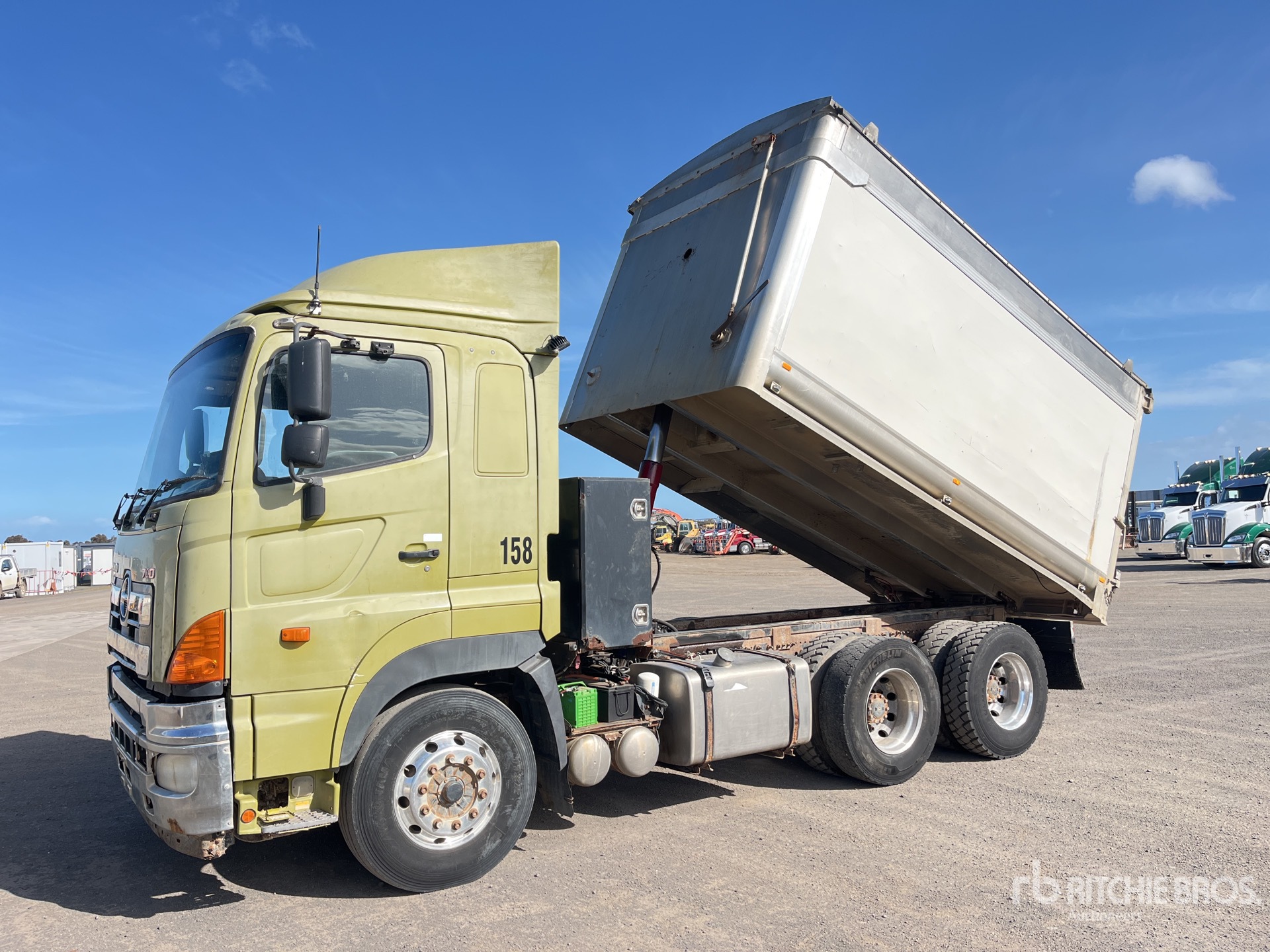 2014 Hino 700