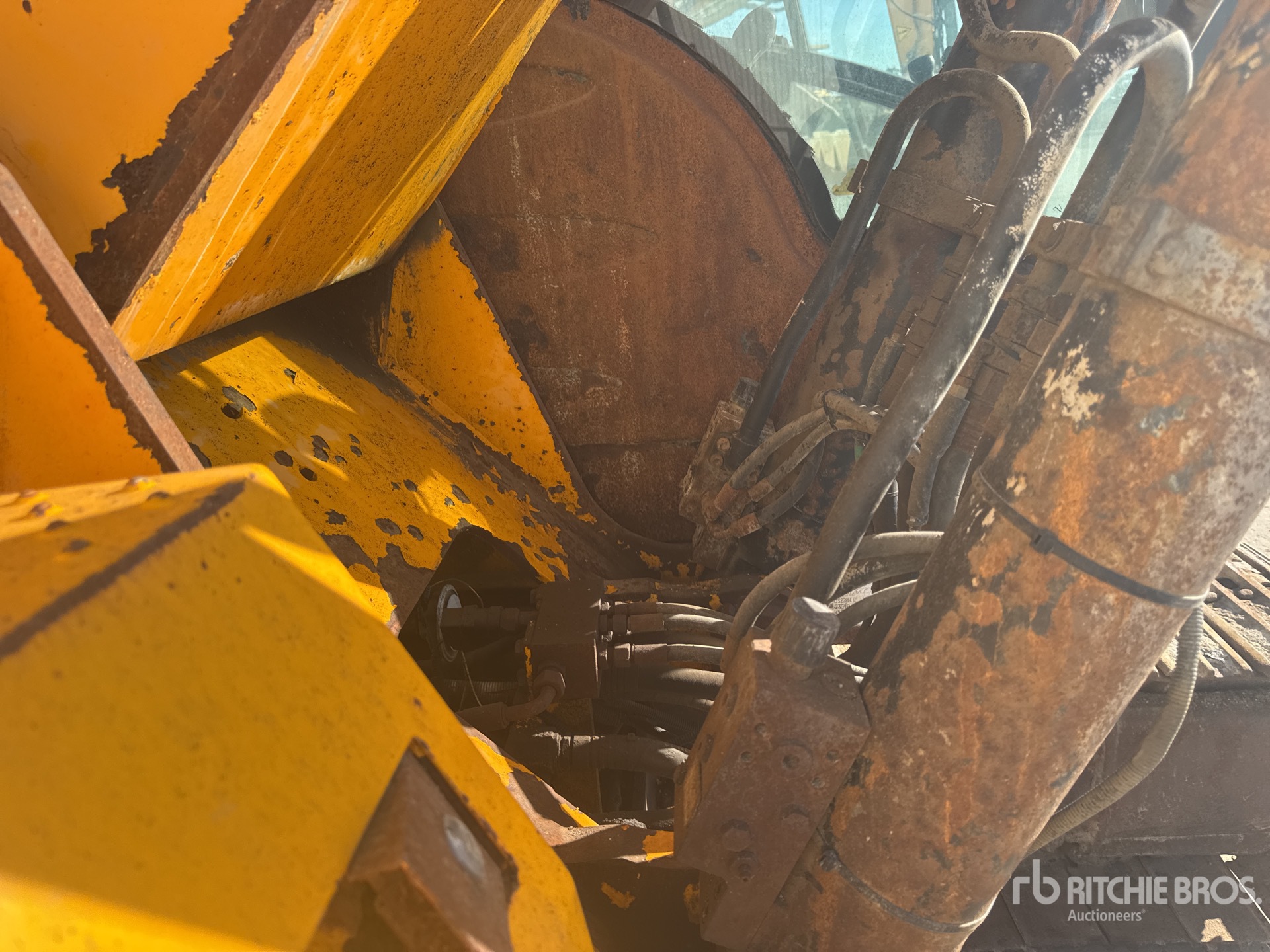 2010 JCB JS220
