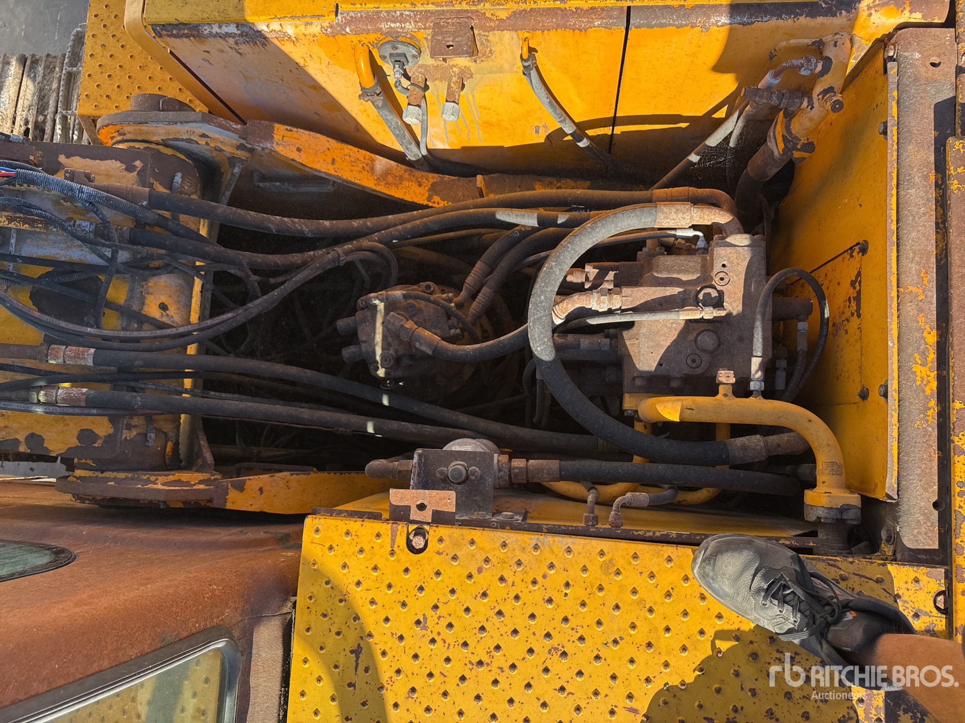 2010 JCB JS220