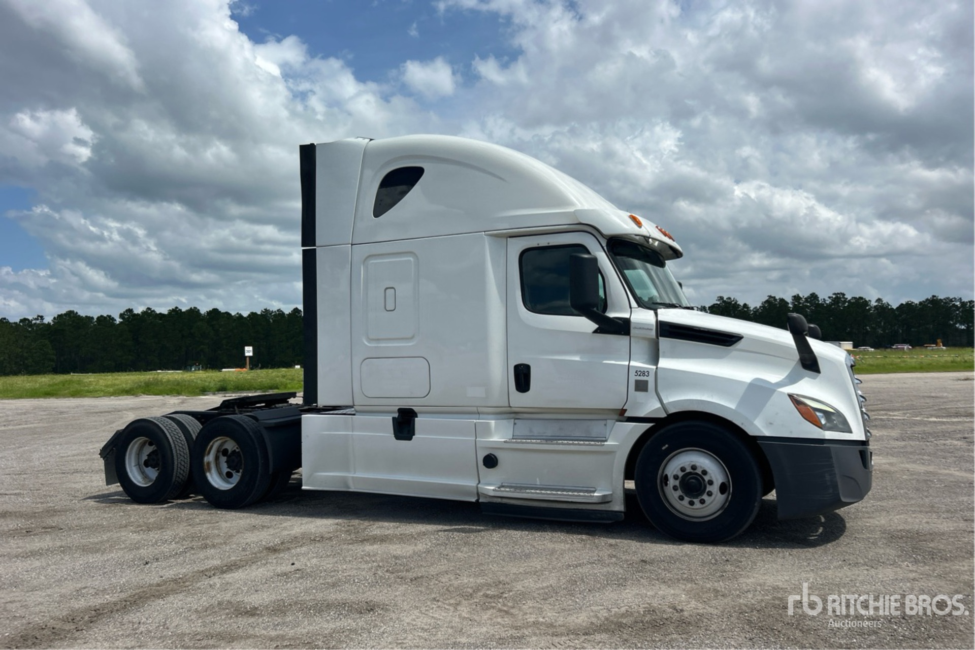 2020 Freightliner CASCADIA 126