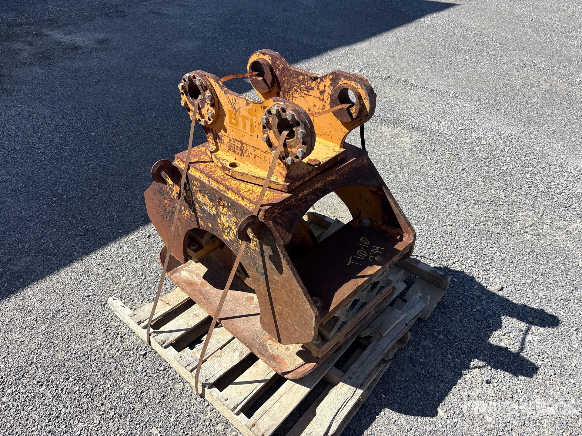 BTI 34 IN EXCAVATOR PLATE COMPACTOR