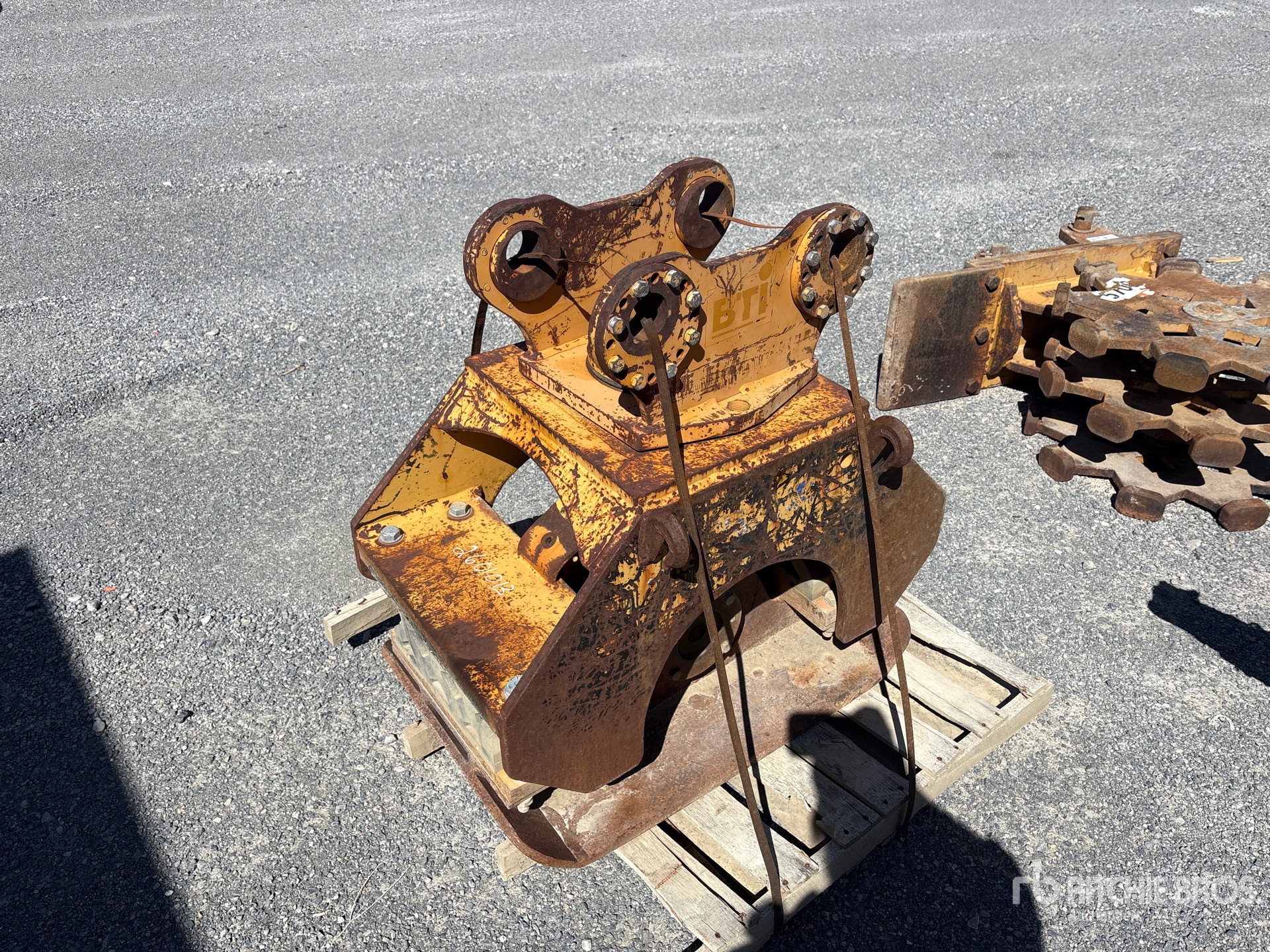 BTI 34 IN EXCAVATOR PLATE COMPACTOR