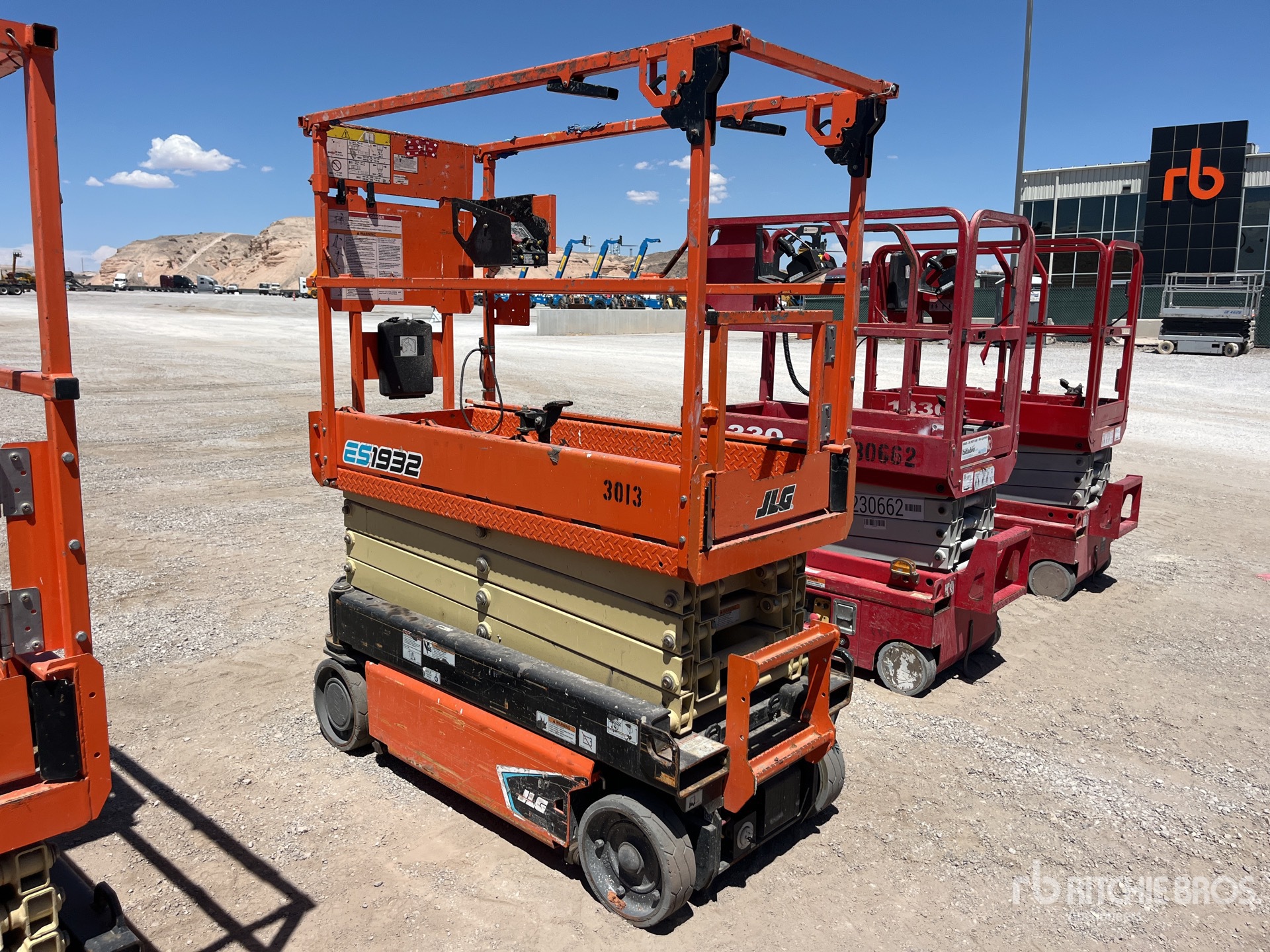 2021 JLG ES1932