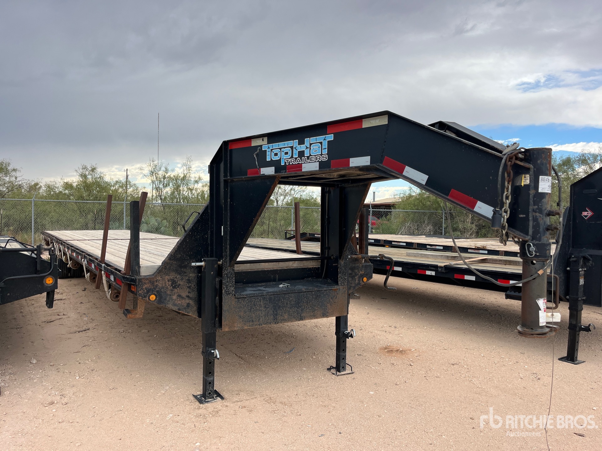 2015 Top Hat 40 ft T/A Gooseneck