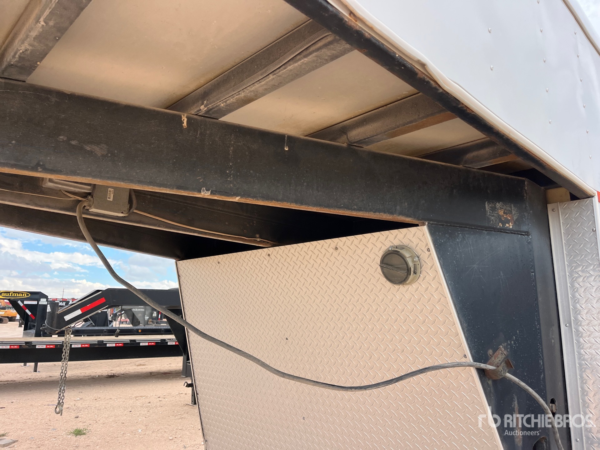 2014 Interstate 32 ft Tri/A Gooseneck
