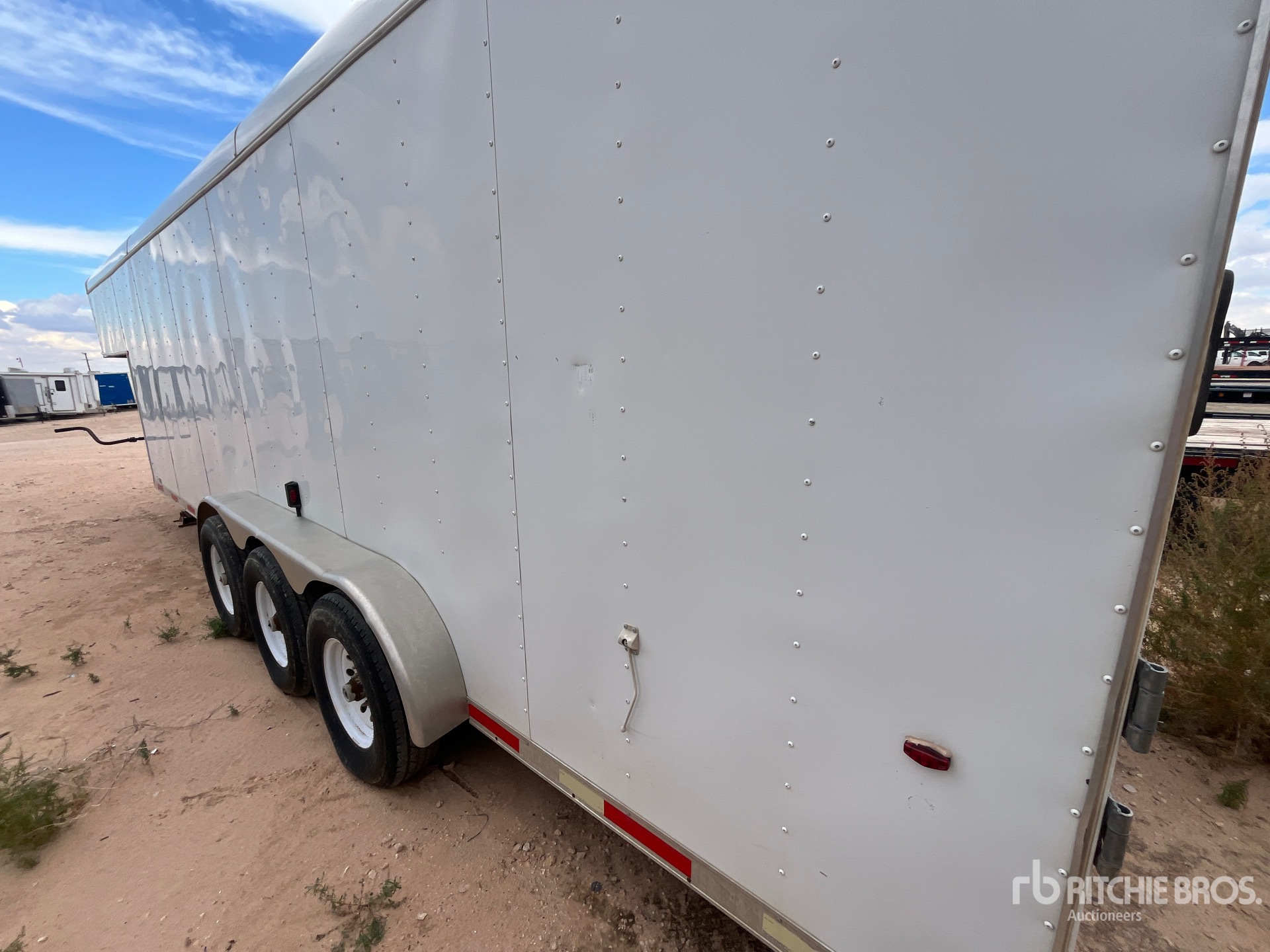 2014 Interstate 32 ft Tri/A Gooseneck