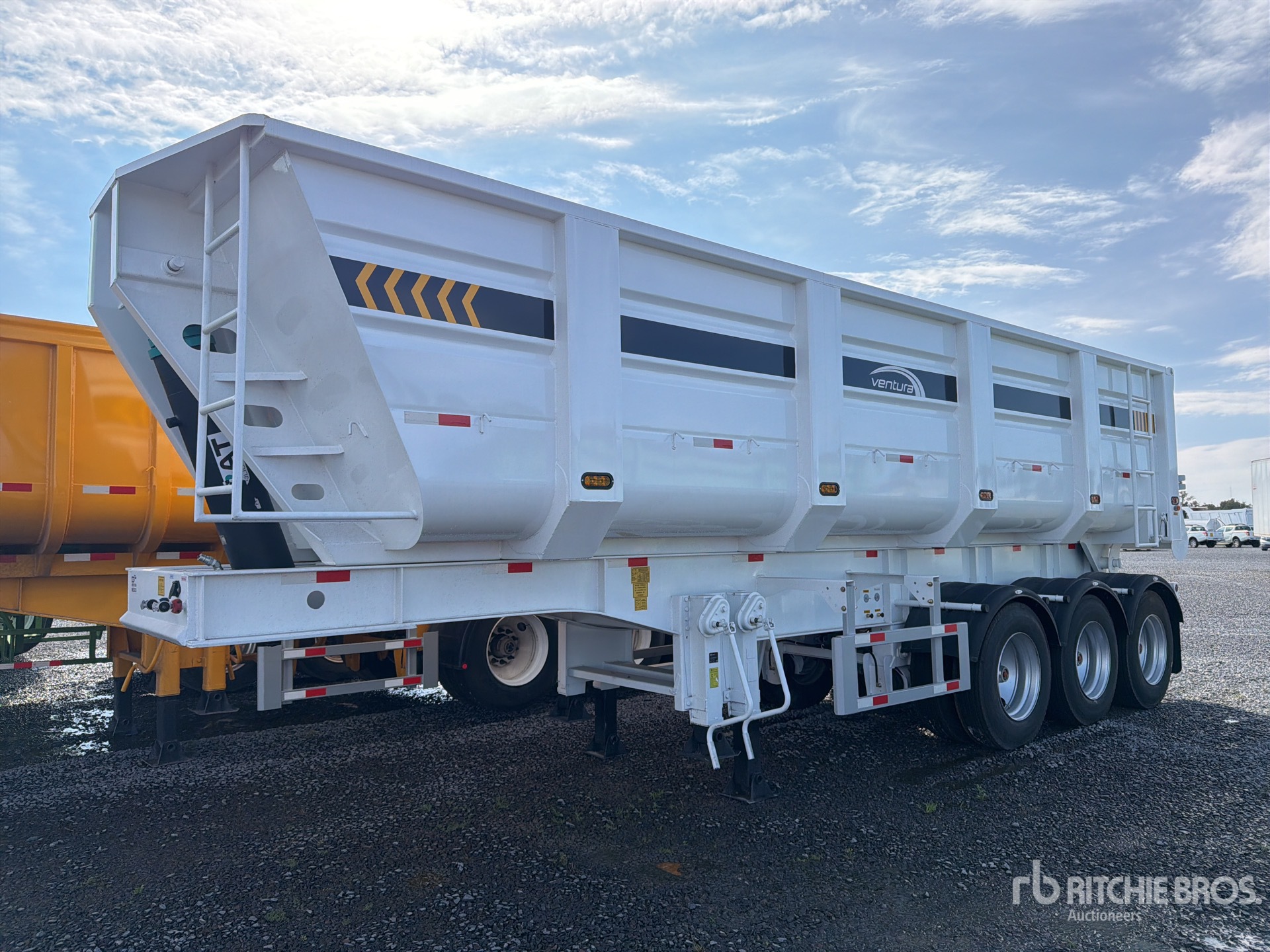 2027 Venturo 30 ft Tri/A (Unused)