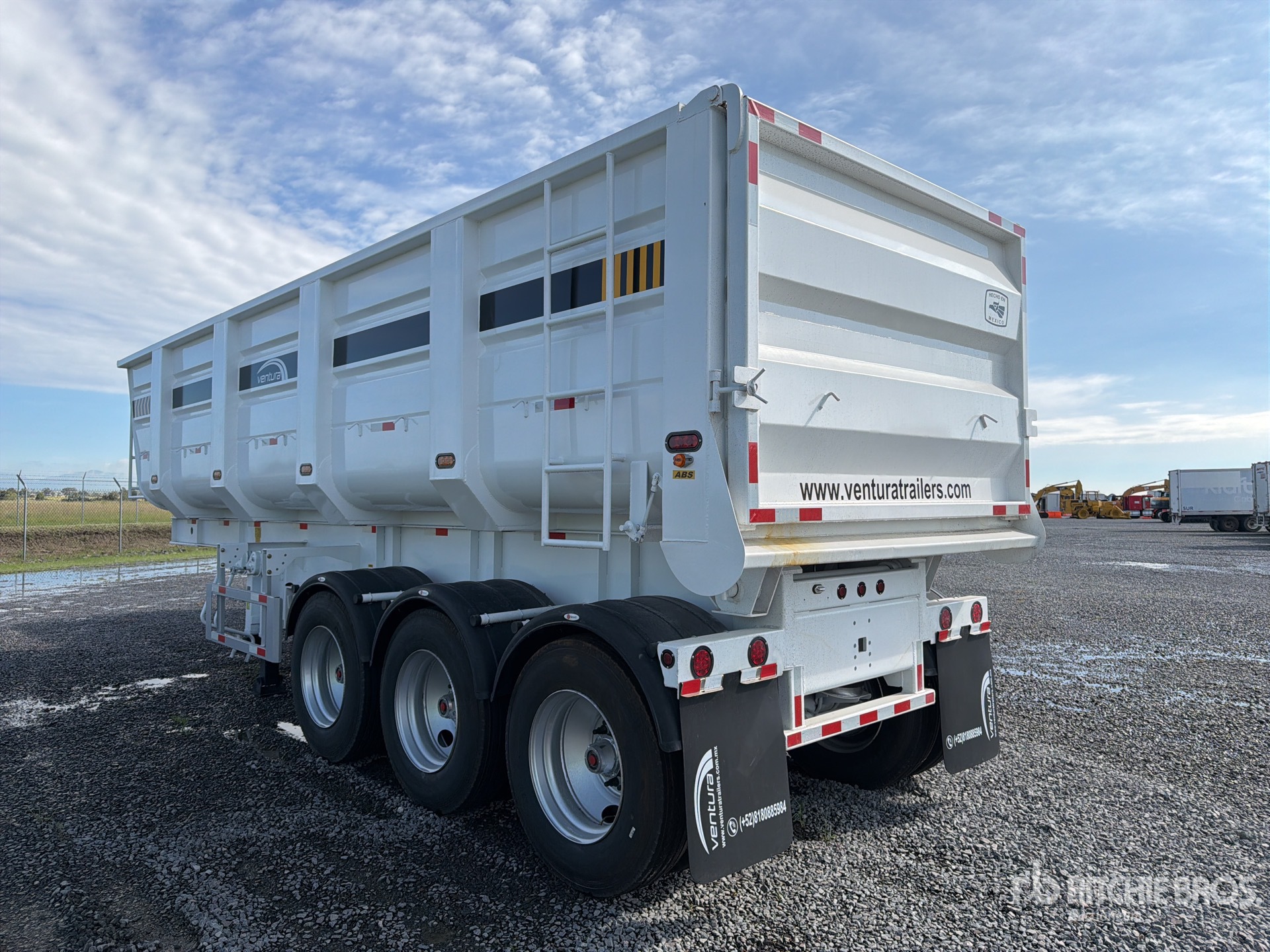 2027 Venturo 30 ft Tri/A (Unused)