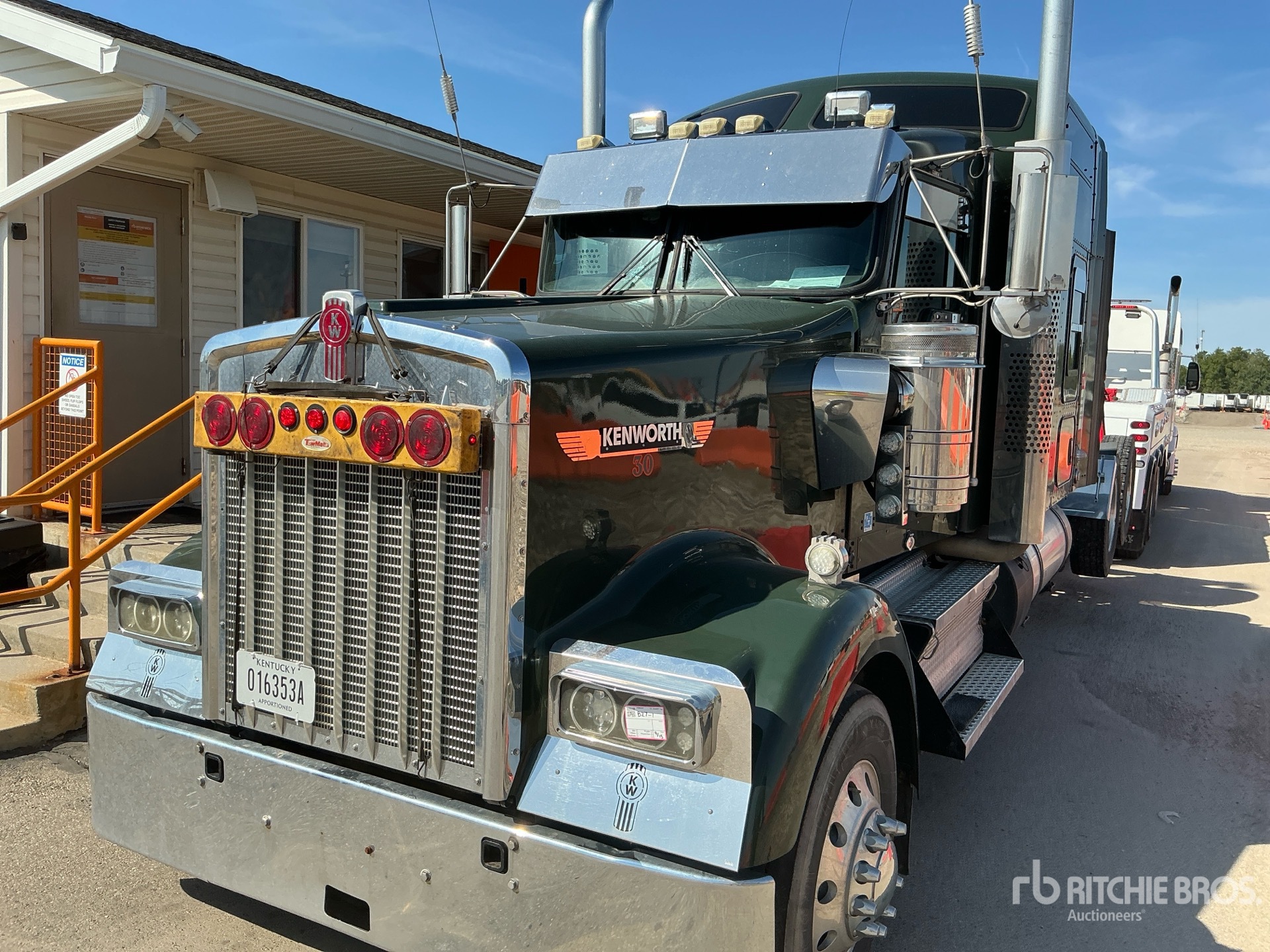 Photo of 2022 Kenworth W900