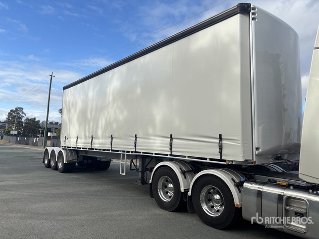 2005 MaxiTrans Curtain Side Trailer