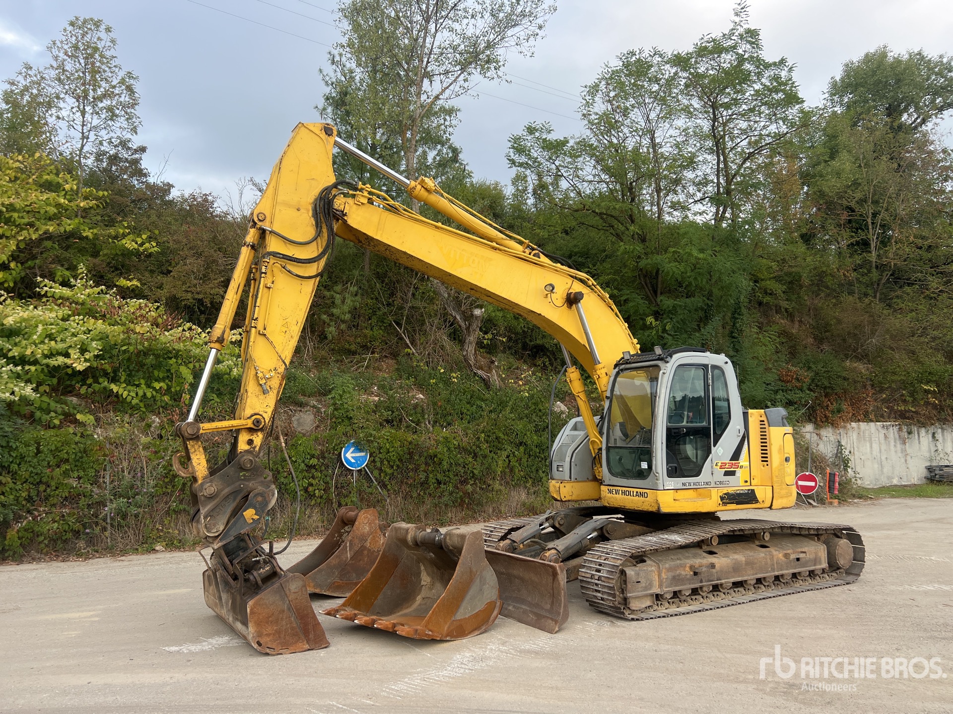 2009 New Holland E235B SRNLC