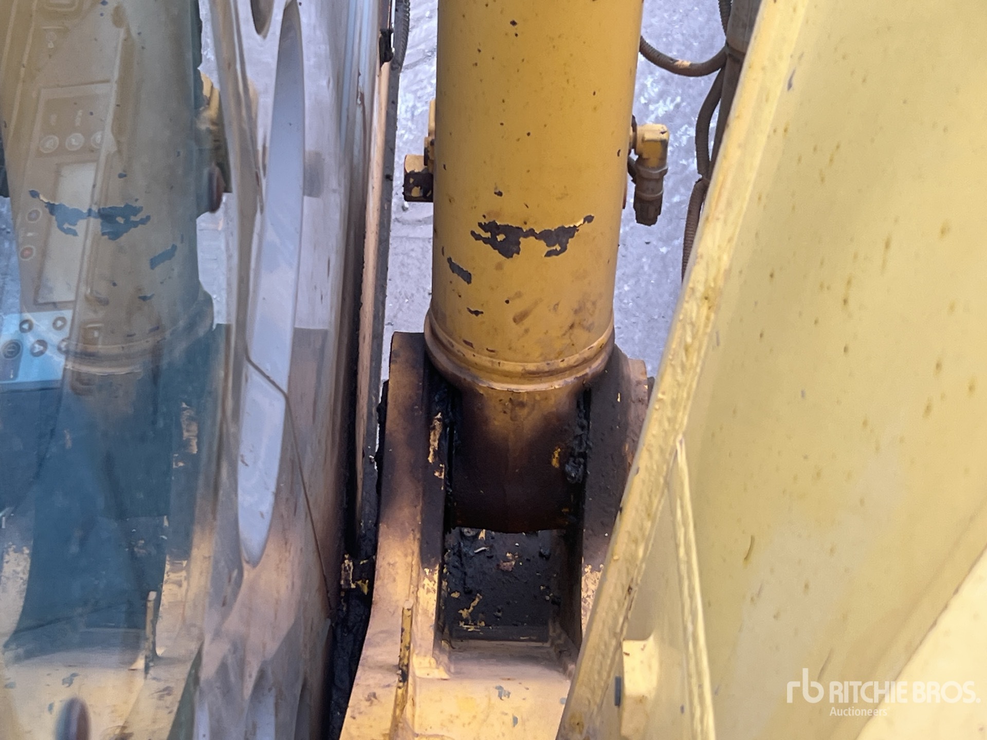 2009 New Holland E235B SRNLC