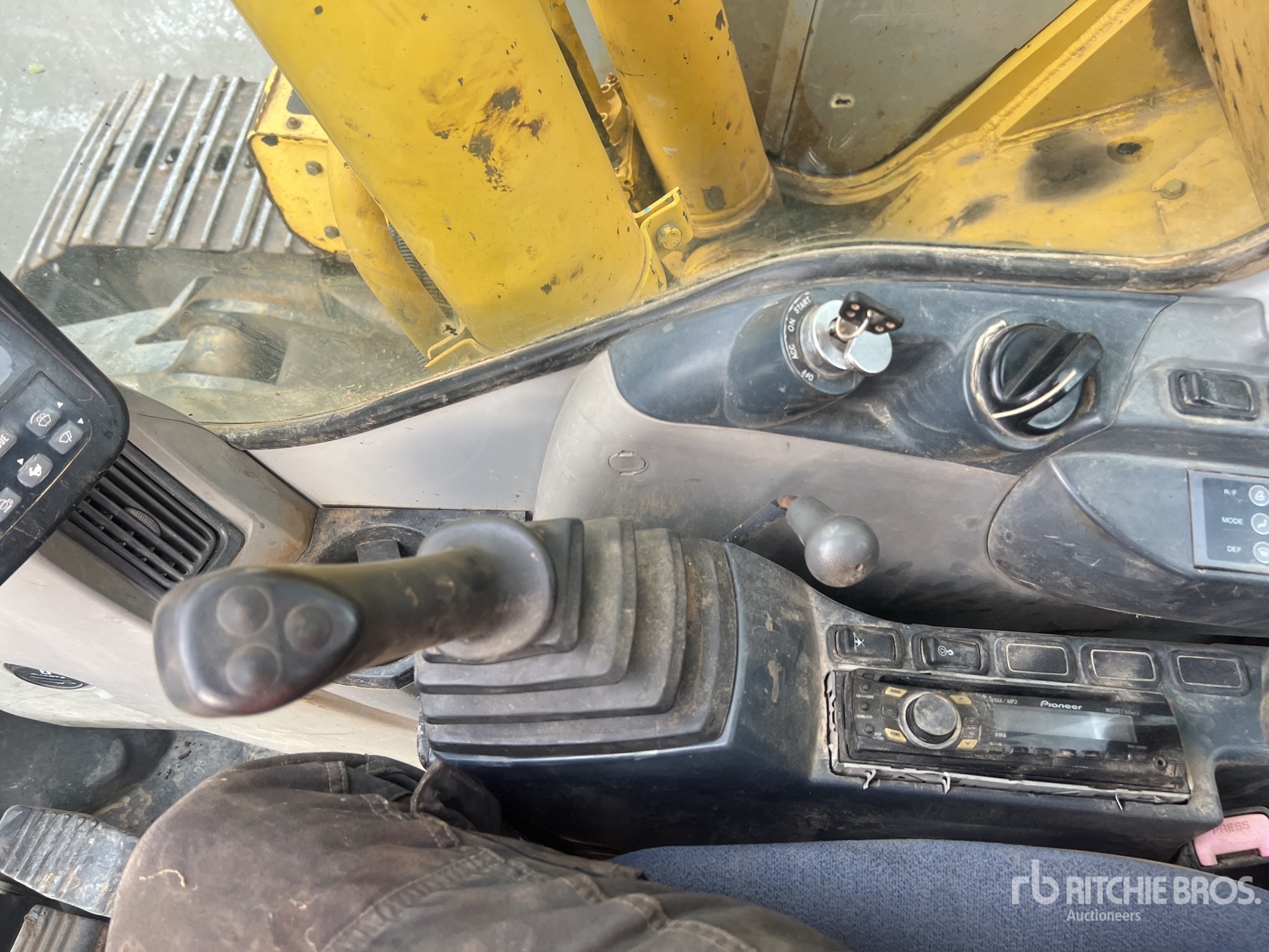 2009 New Holland E235B SRNLC
