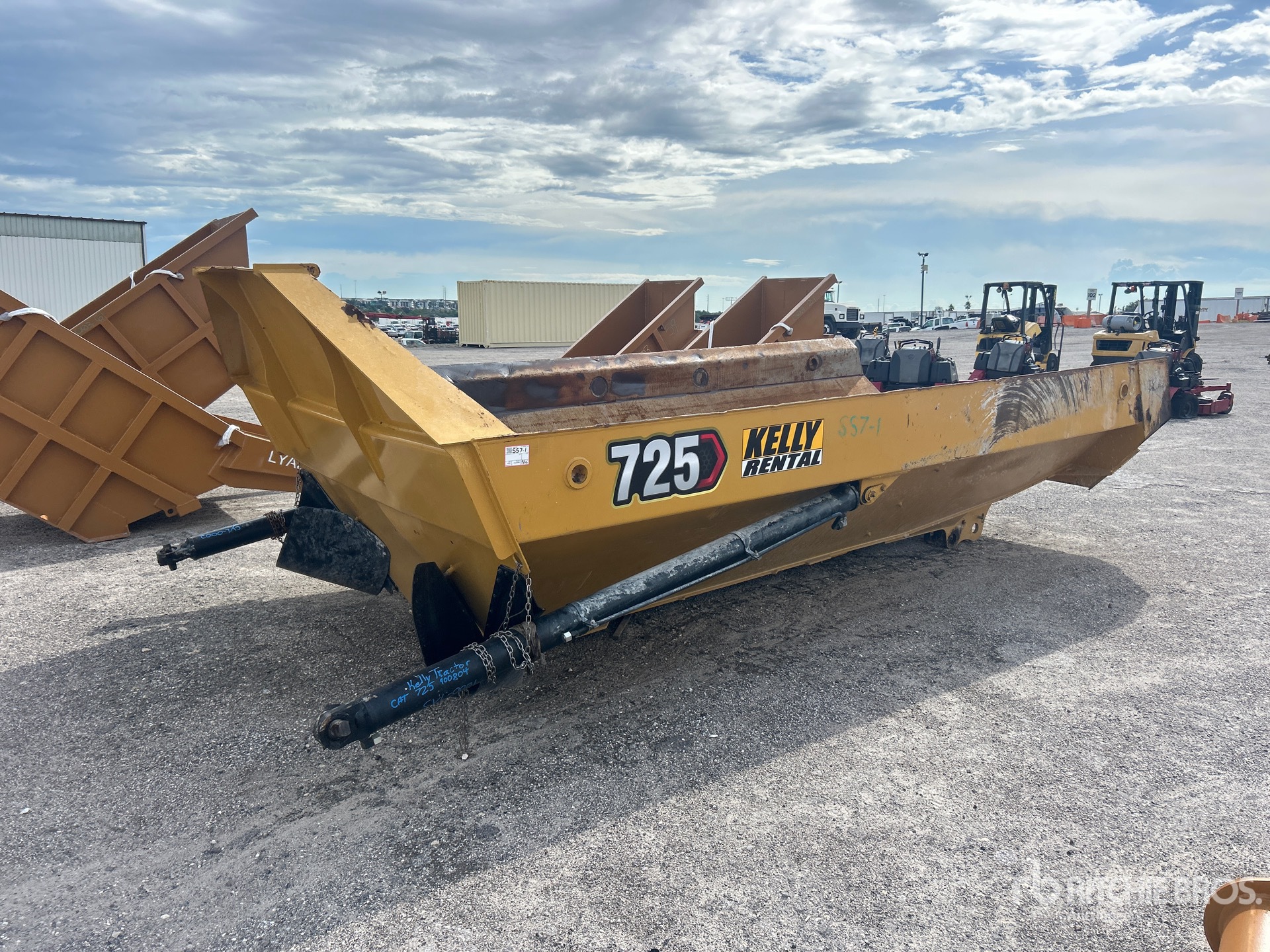 Photo of Caterpillar 725
