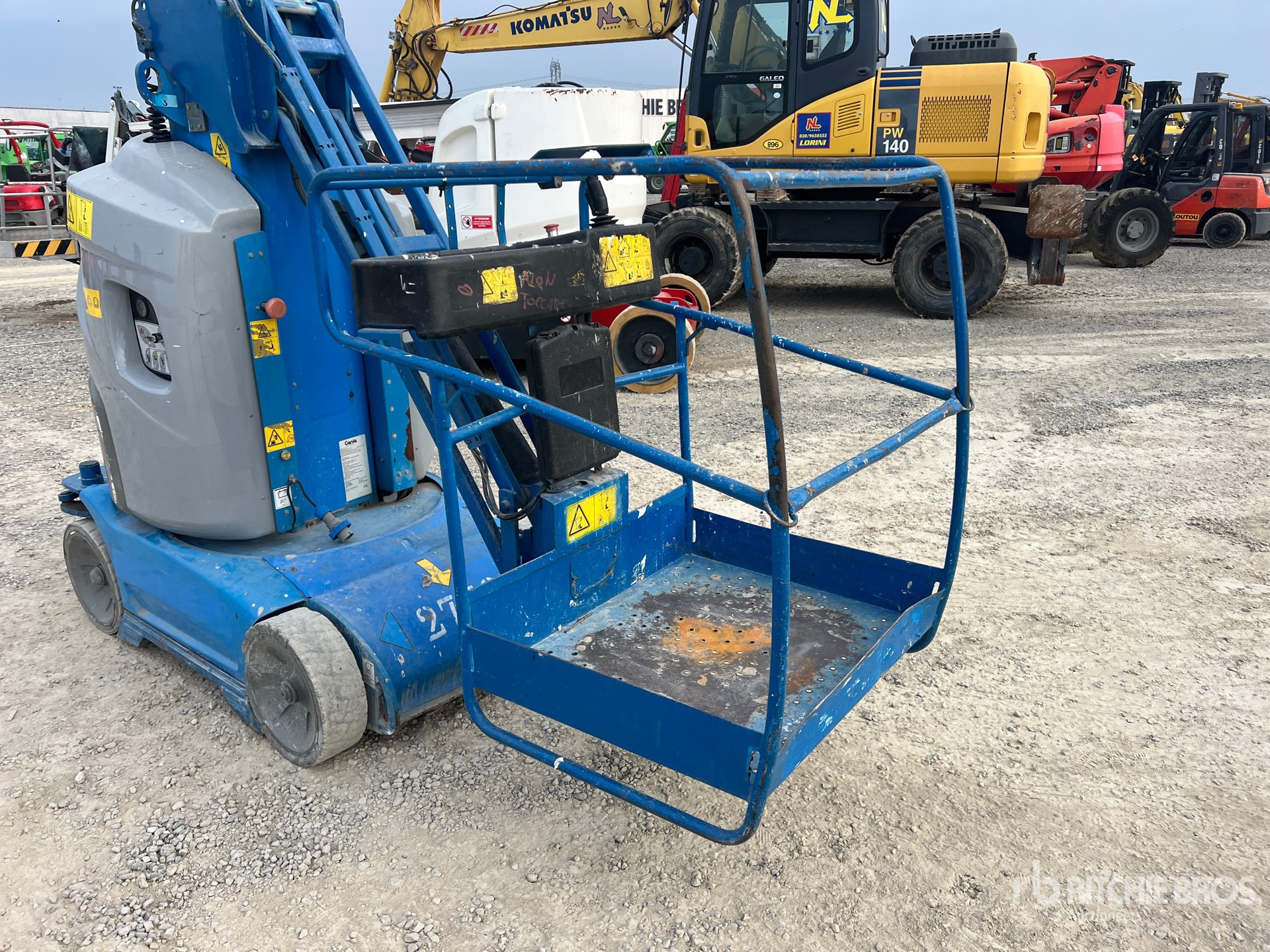 2011 Genie GR26J