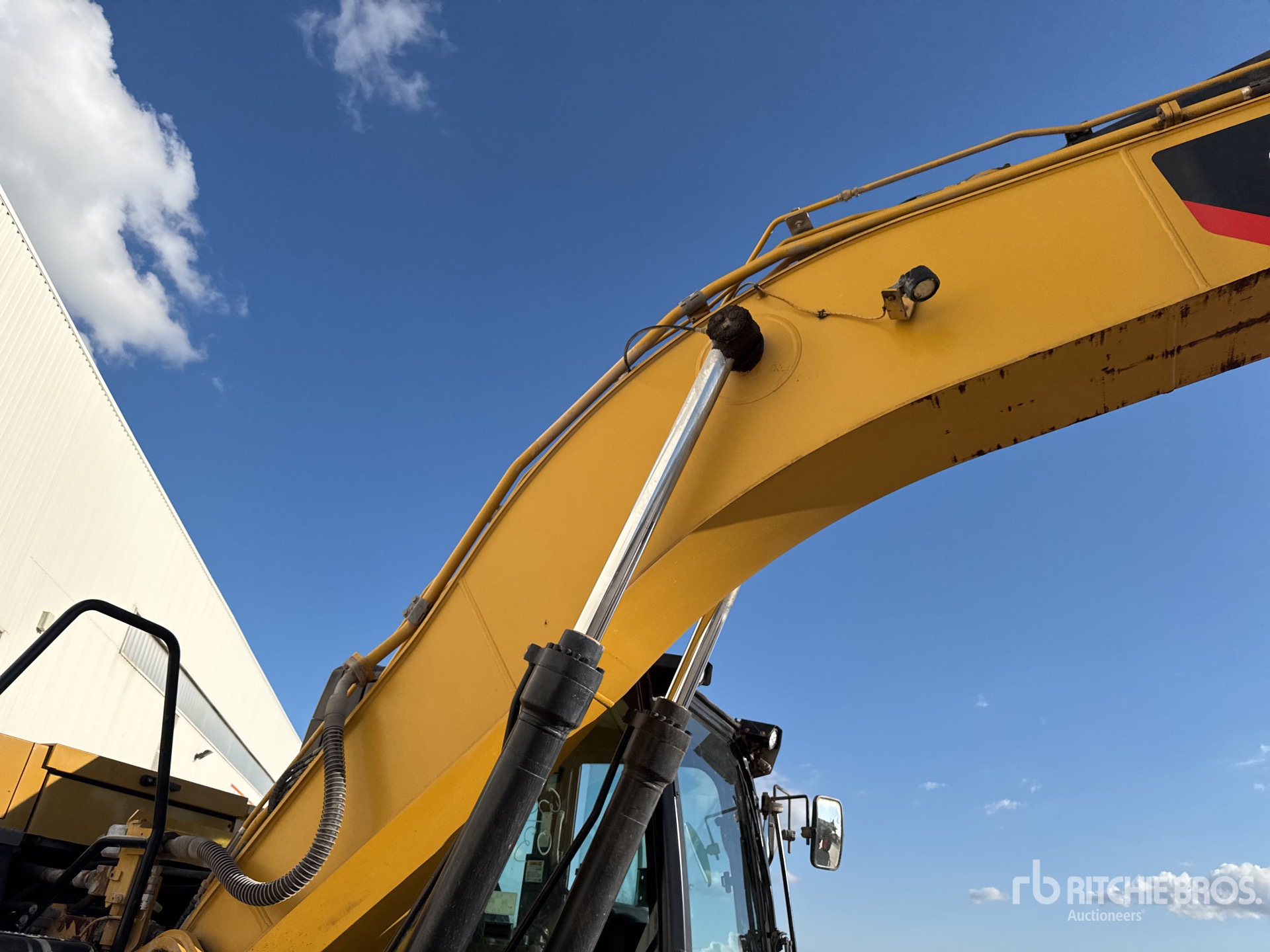 2019 Caterpillar 323