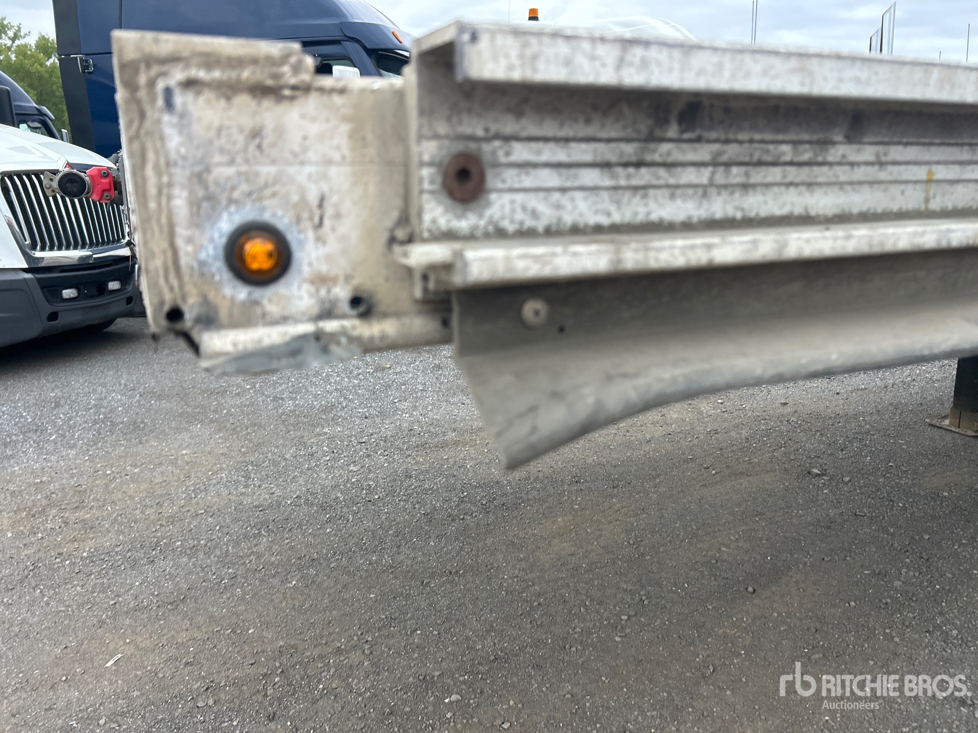 2015 Alutrec 48 FT T/A SPREAD AXLE