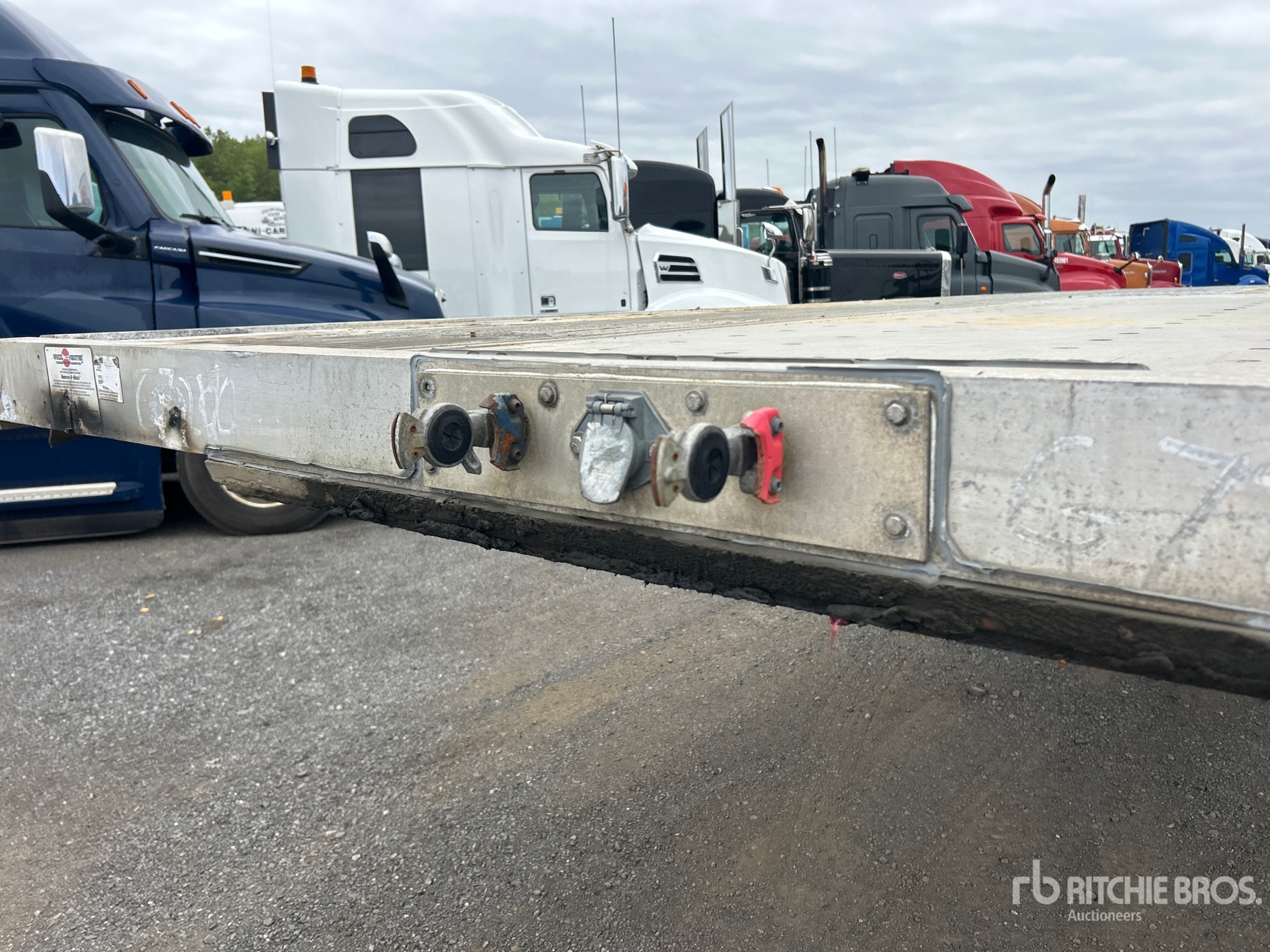 2015 Alutrec 48 FT T/A SPREAD AXLE