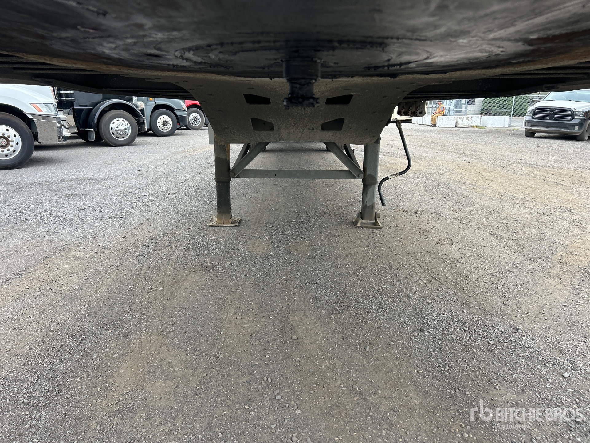 2015 Alutrec 48 FT T/A SPREAD AXLE