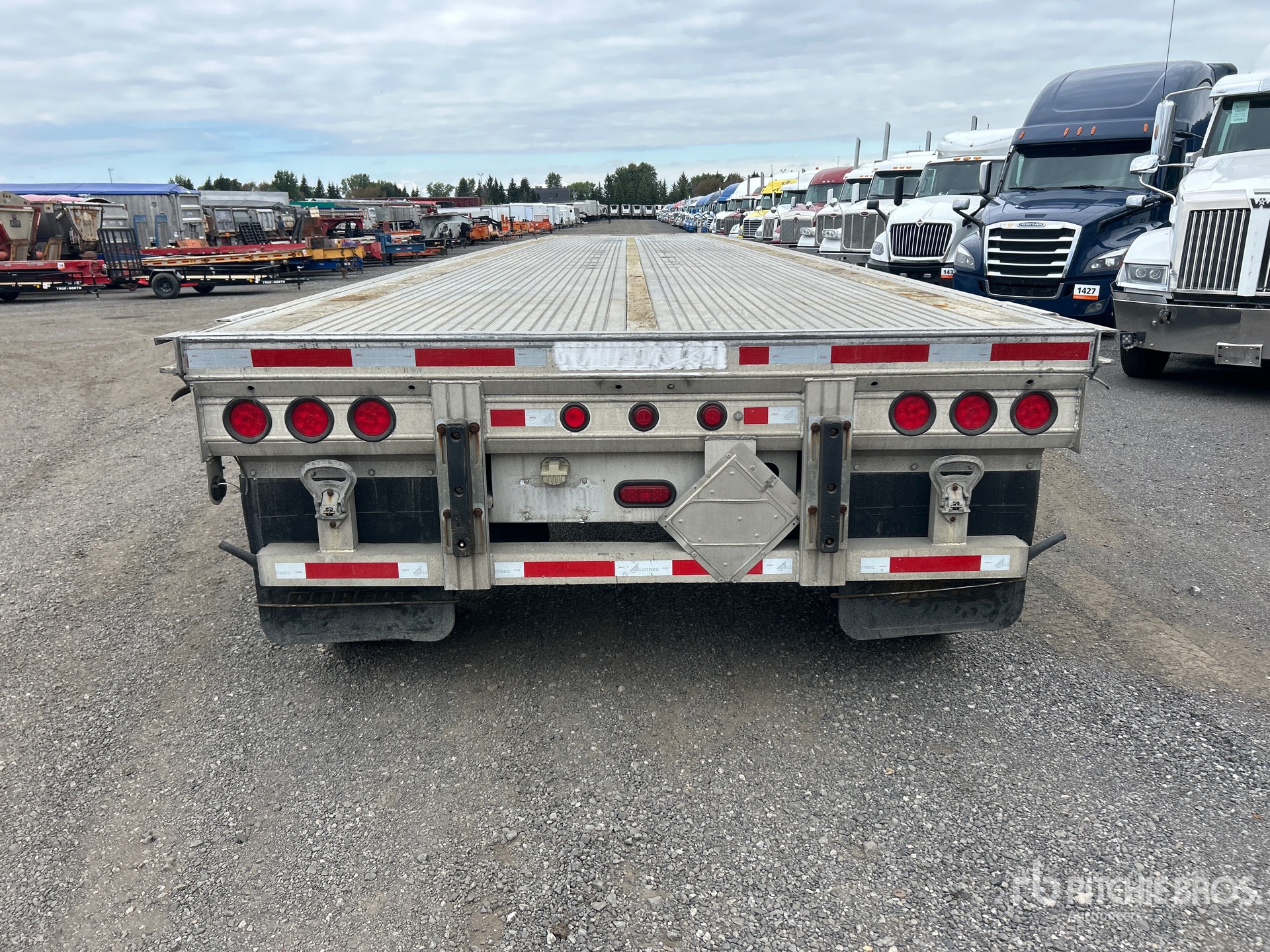2015 Alutrec 48 FT T/A SPREAD AXLE
