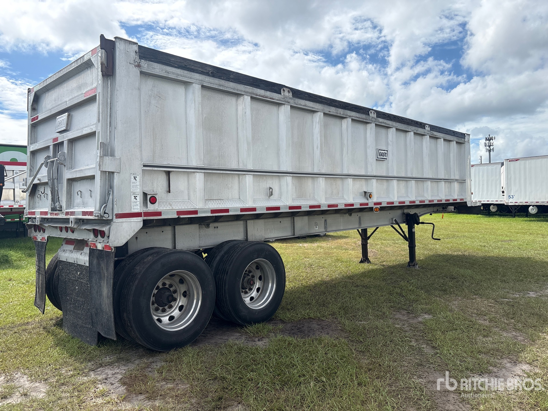 2004 East 33 FT T/A ALUMINUM
