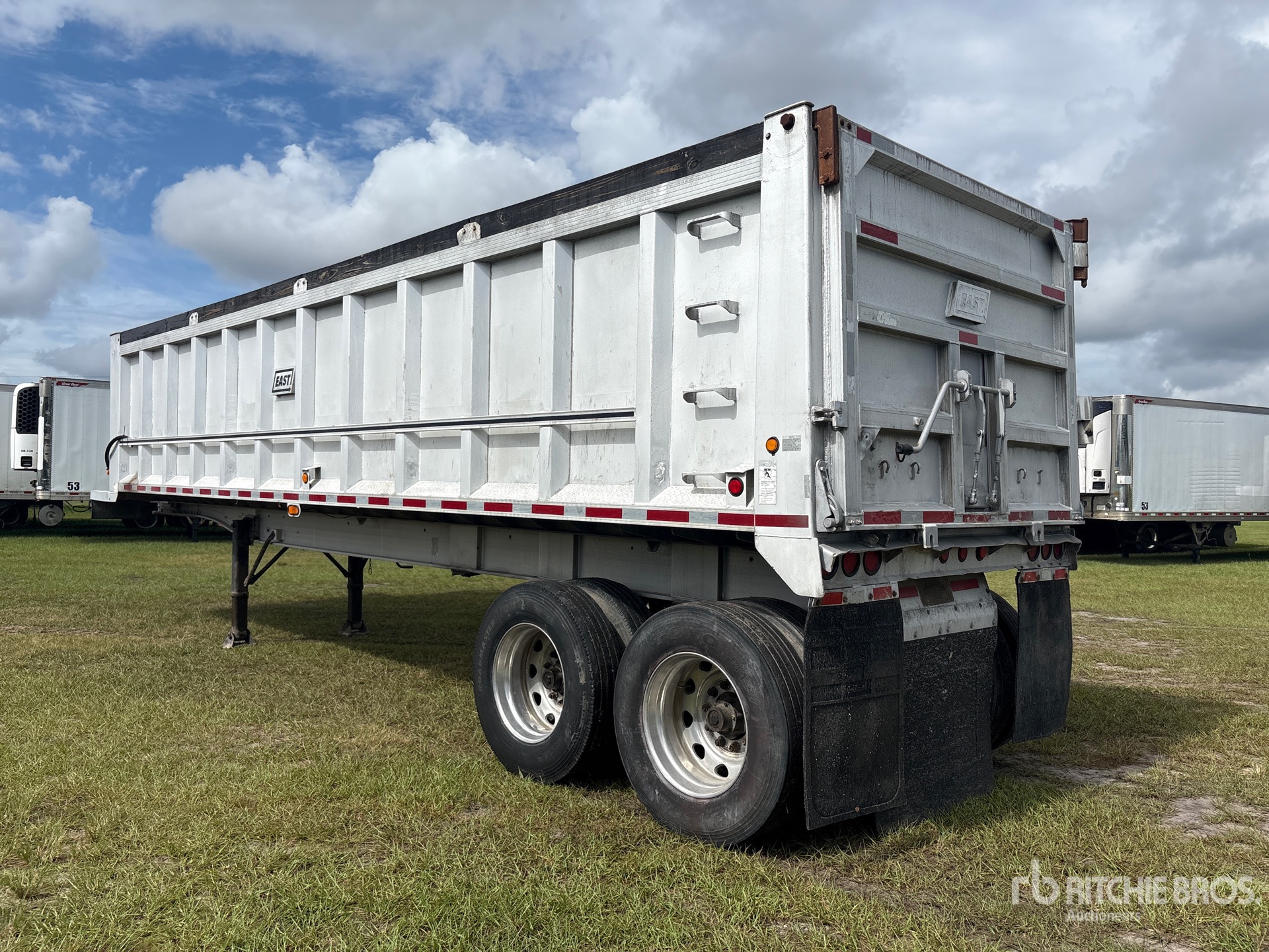 2004 East 33 FT T/A ALUMINUM