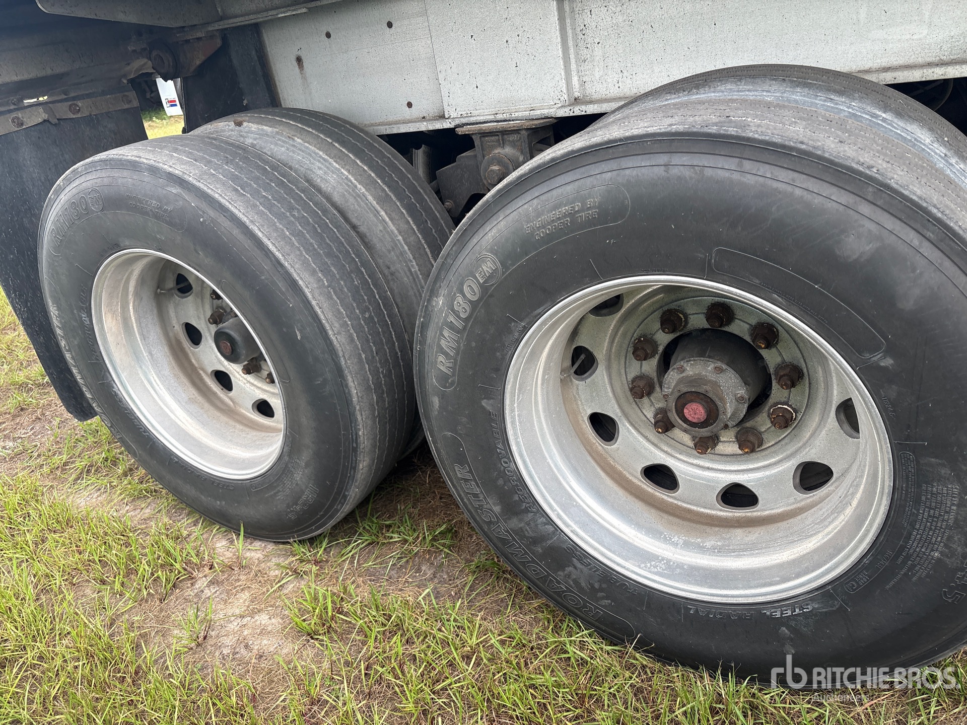 2004 East 33 FT T/A ALUMINUM