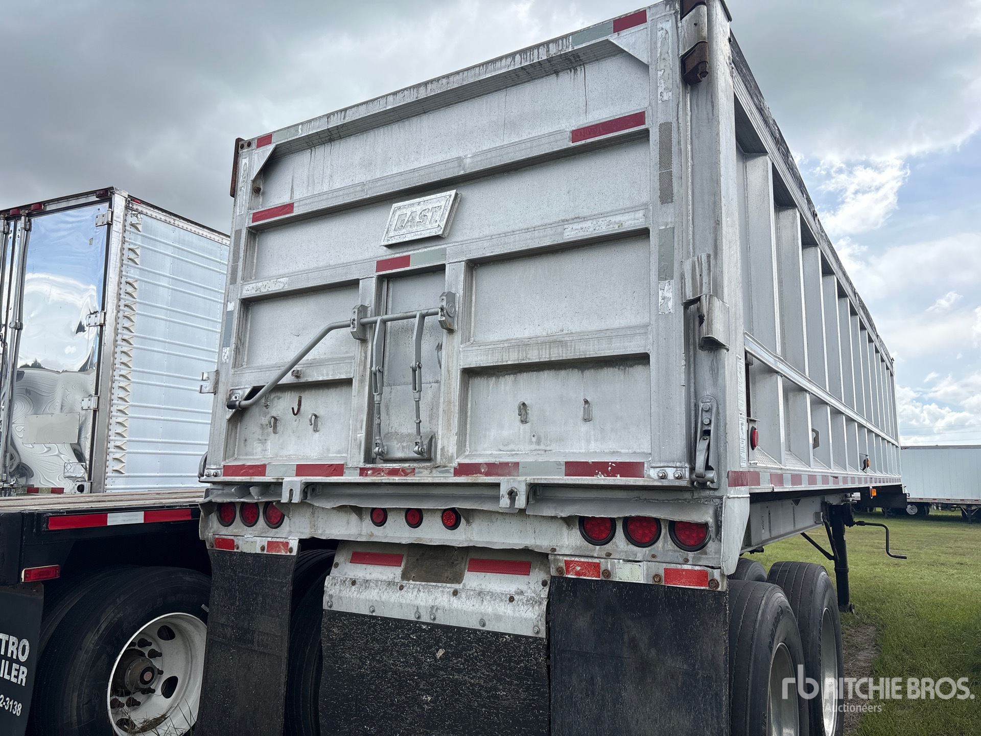 2004 East 33 FT T/A ALUMINUM