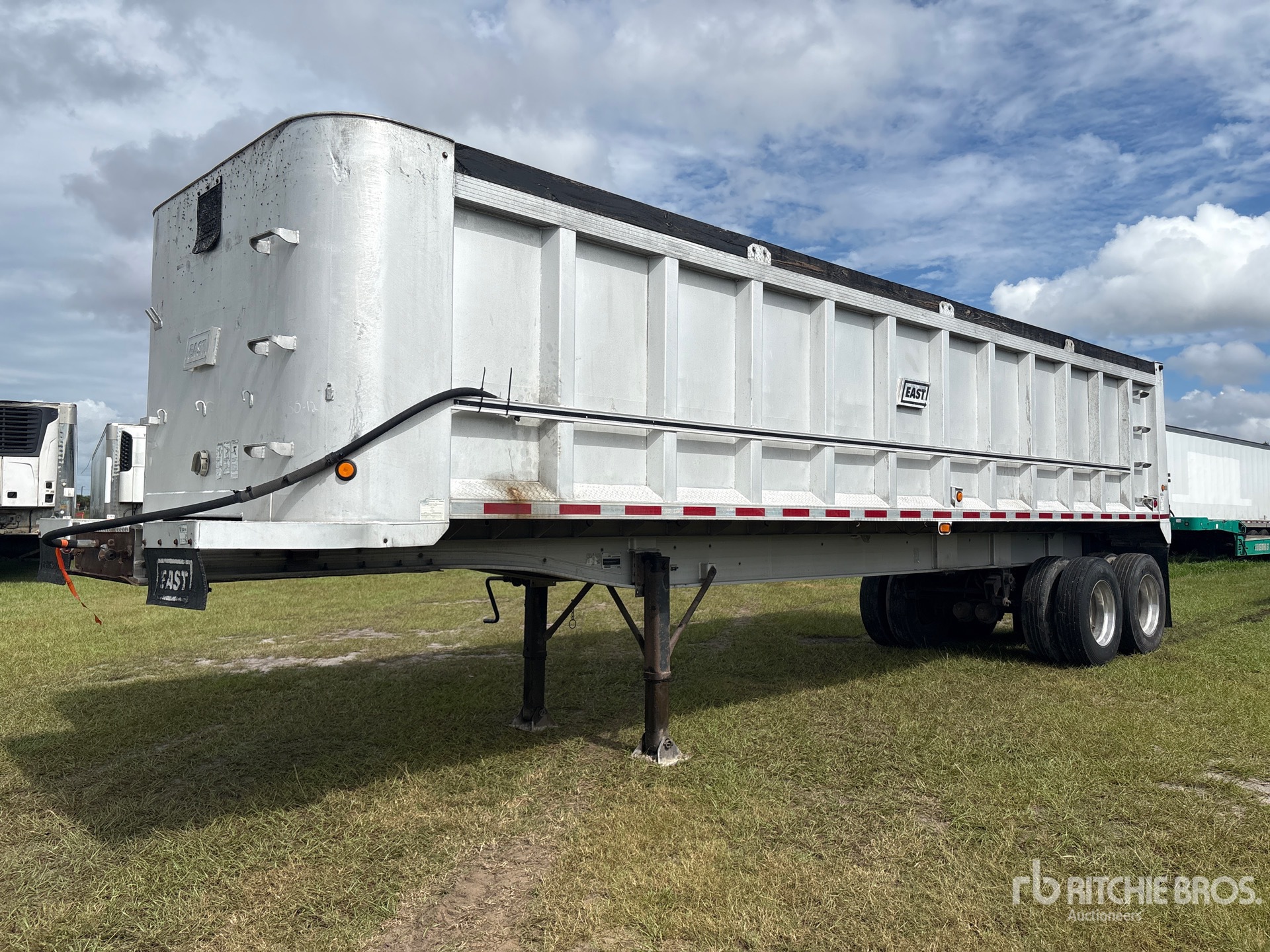 Photo of 2004 East 33 ft T/A Aluminum