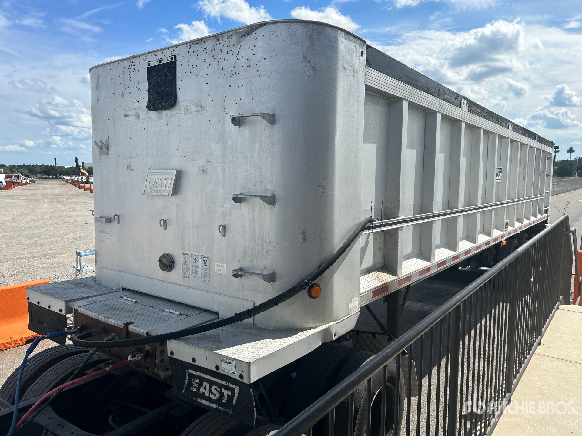 2004 East 33 FT T/A ALUMINUM