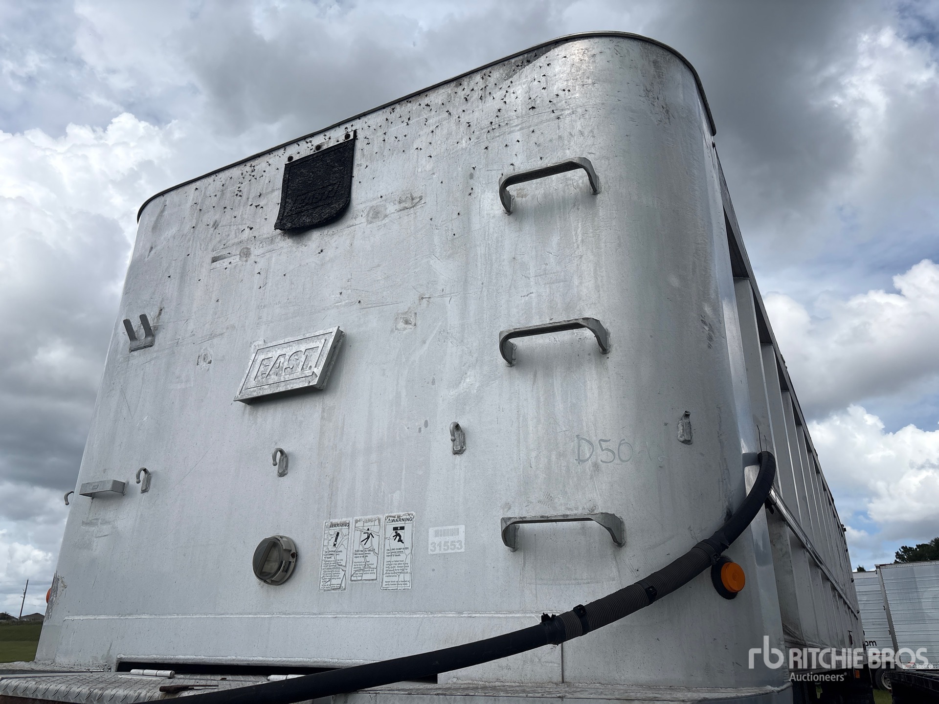 2004 East 33 FT T/A ALUMINUM
