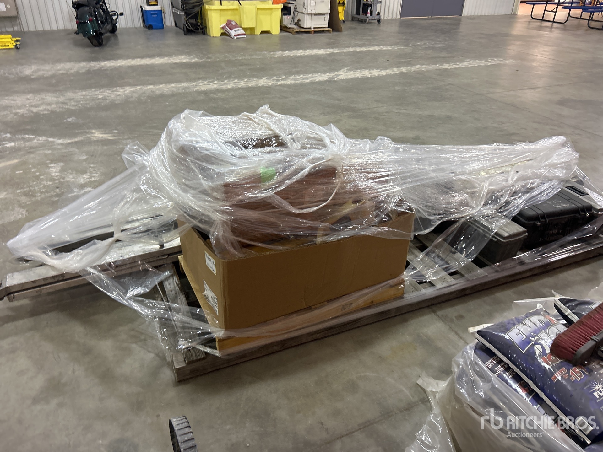 Photo of Caterpillar Caterpillar Paving Skis and Ele ...